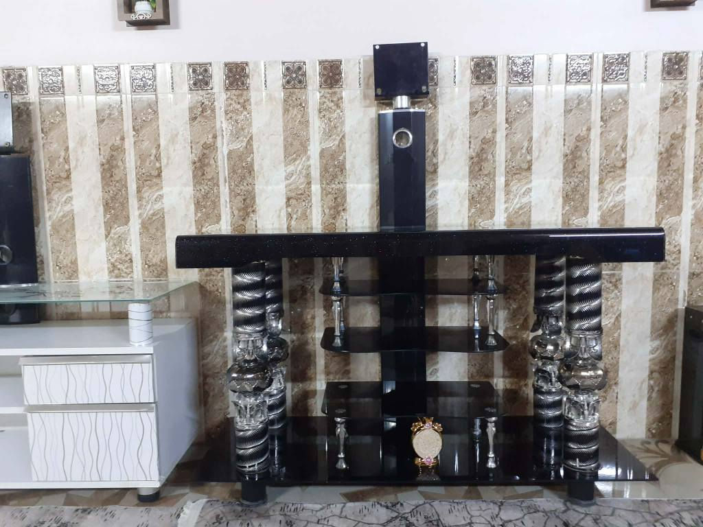 ميز بلازما العدد 2للبيع نظيف مابيه اي شيء ميز اسود وميز ابيض المرسلة على الرقم  ***********
