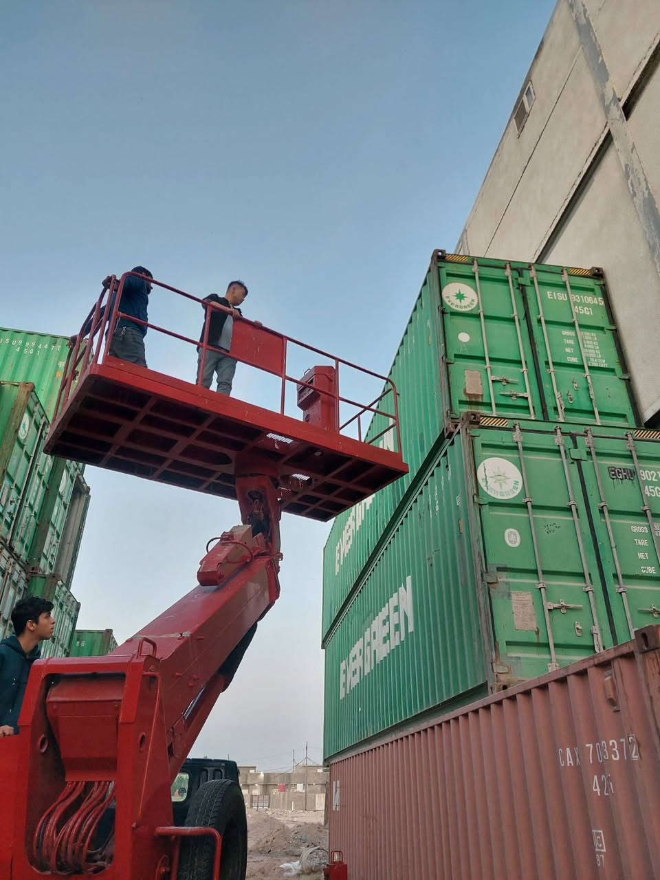 توجد حاويات لبيع البصره  لون خظراء طول 12متر التصال ***********
