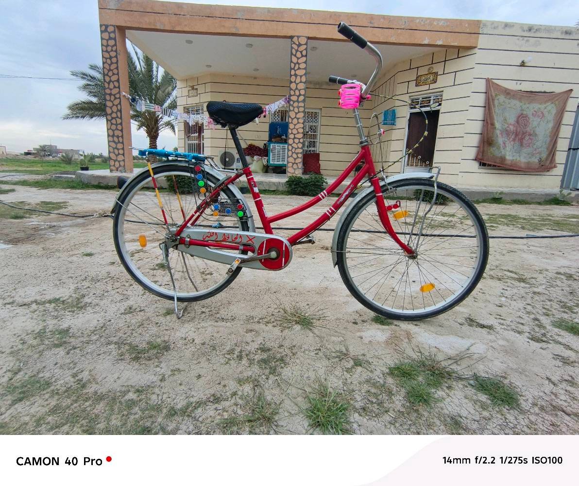 

بايسكل سيفتي حمراء بحالة ممتازة. مثالية للتنقل في مختلف الأماكن. الإطار الخارجي صلب مع تصميم جميل ومريح. تضم كشافات للرؤية الجيدة في الليل وحاملة خلفية.

