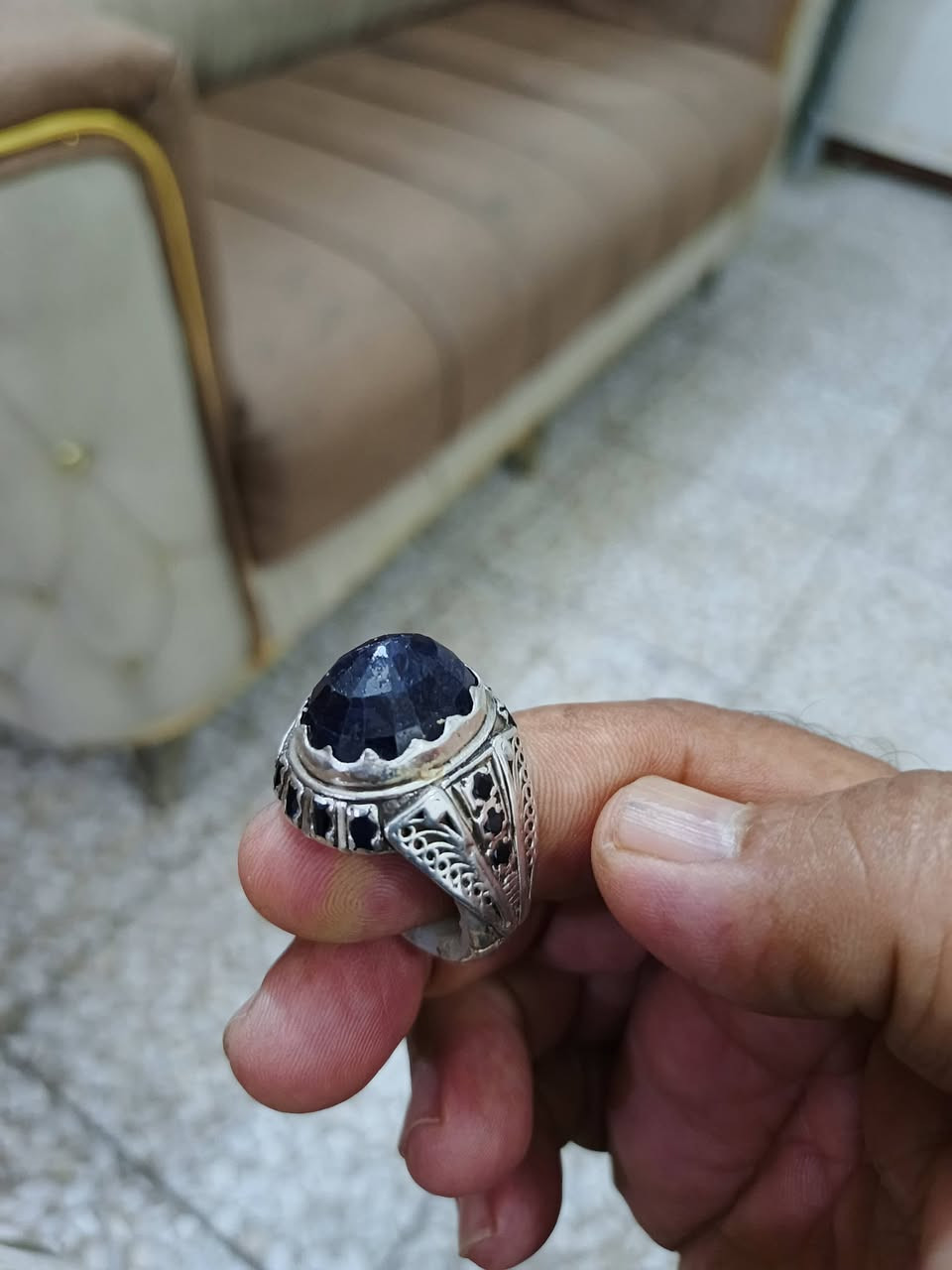 السلام عليكم محبس وزنه ٣٥ غرام زفيرا اللماني قياسه ٢٦ابسعر ١٥٠ الف ***********
