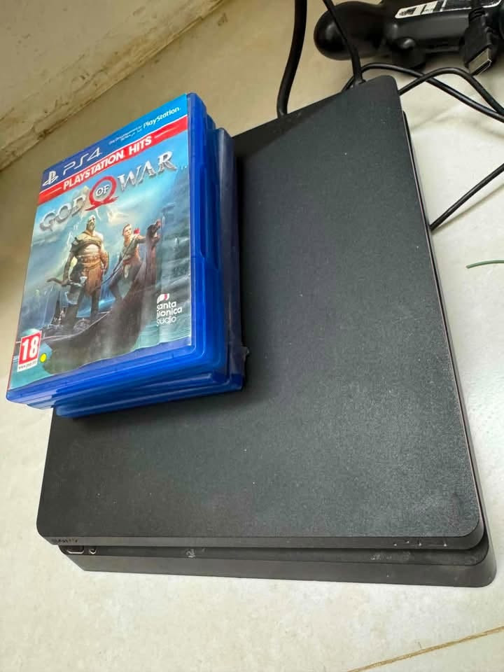 بلي فور سلم نضيف جداً بلادي ممهكروبي حساب وياه اربع العاب فيفا16 وبيس 20وGod of warوتكن 7وجوستك عدد 3 اريده 250للاستفسار ع الرقم***********

