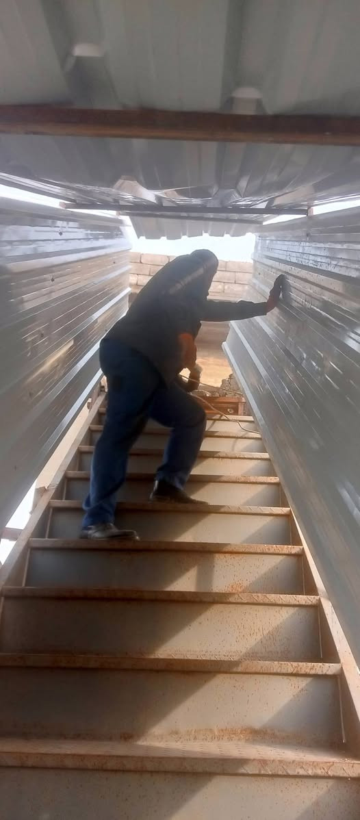 سلام عليكم تم تثبيت درج حديد طابق ثاني منفصل تم الحمدلله تركيب وتسقيف سقف وجنب ومستعدون لعمل الابواب وشبابيك وجميع حميات مراسله صفحة او الاتصال
*********** رقم بي واتساب
