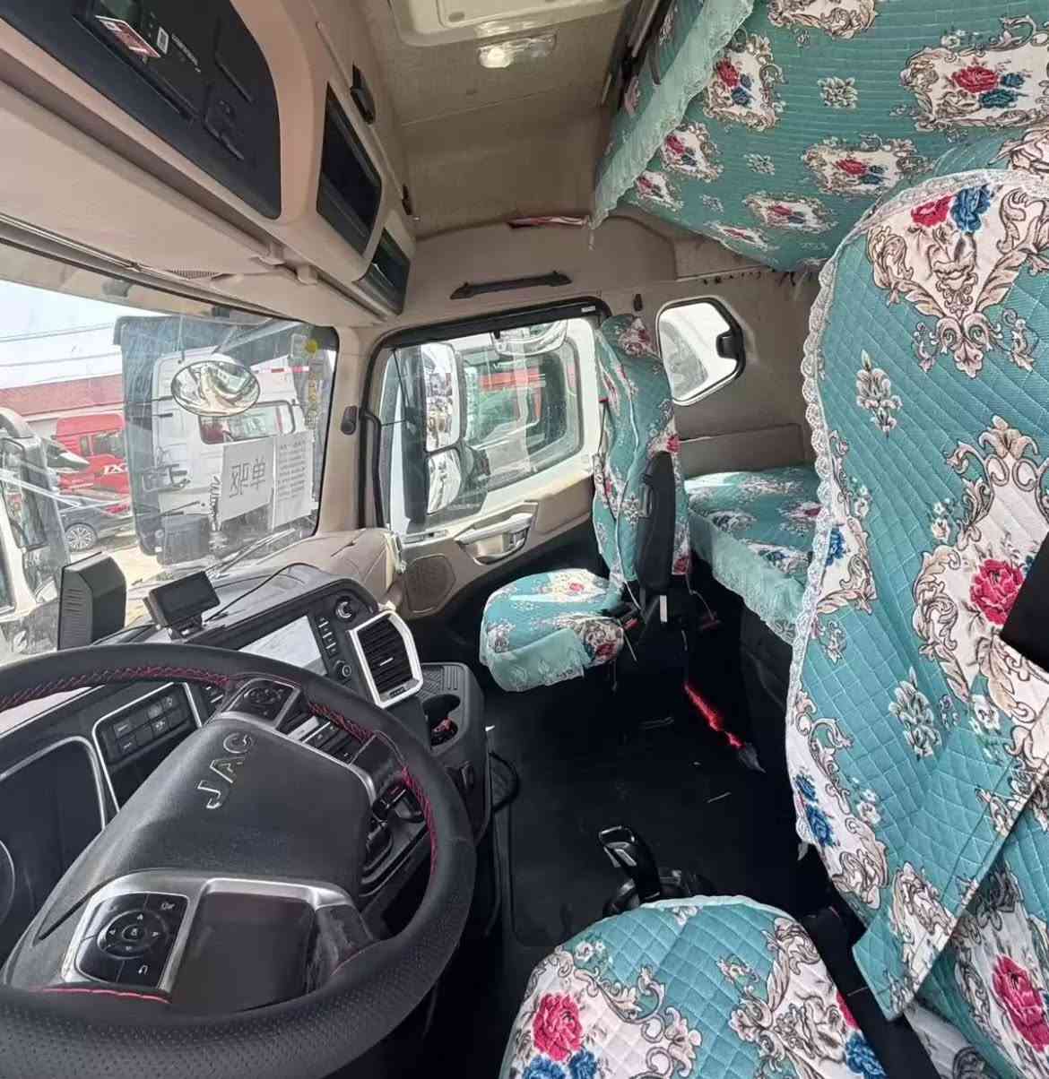للبيع | شاحنة جرار JAC K7 أعلى مواصفات (تعليق هوائي)
📅 موديل 2021 / تسجيل 3-2021

🔋 قوة المحرك: 510 حصان

⚙️ ناقل الحركة: ZF أوتوماتيك مستورد (مع بريك هيدروليك / Retarder)

📌 المواصفات:

* محرك فوكان (قوي وموثوق)

* نظام تعليق هوائي (Air Suspension)

* تشغيل بزر واحد (Start/Stop)

* مقاعد جلد فاخرة

* نظام تحذير مغادرة المسار

* نظام مانع الاصطدام الأمامي

* مكيف سقفي + تدفئة (راحة كاملة للسائق)

📦 التصدير:

* موقع الشاحنة: الصين 🇨🇳

* يمكن التصدير إلى أي ميناء في العالم

* تخليص وتصدير كامل حسب الطلب

💰 السعر: 13,988 دولار أمريكي (قابل للتفاوض)


**إذا كنت صاحب هذا الإعلان وتريد حذفه لأي سبب، رجاءا أرسل رسالة إلى الدعم الفني**