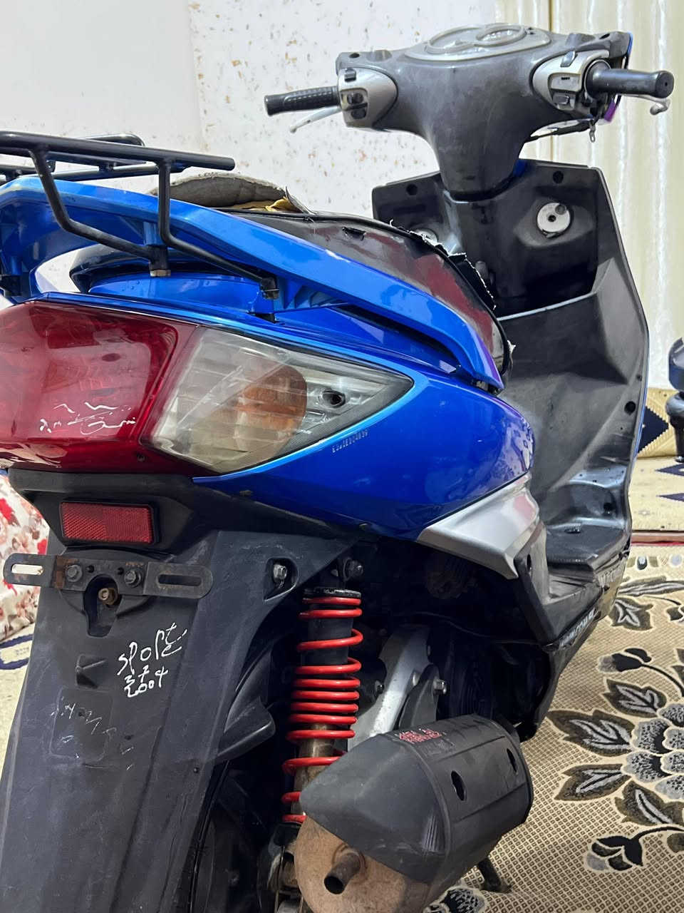 سلام وعليكم اخوتي
دراجه سكنس نوزل 
كهربائيات كلها شغاله
سلف وهندر /فقط لباتري ضعيف
كلجات امامي وخلفي ليوم شادهن وقايش ومجمع هندر كله جديد/دهن جديد 
دراجه حلوه وخير من الله 
حته العده مال حاويه وياها ولمرايات
دراجه كامله مابيها اي نقص وبلعافيه ع لياخذها
نقص فقط شاشه/وباتري ترايك وين ميعجبك
واسعار النوزل معرفه لحد يكسر بلدراجه رجآ
لسعر ٦٥٠ وبيها مجال /رقمي‏‪***********‬‏/بي واتساب
ولشراي بي خير ويدلل
