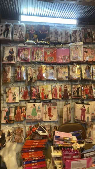 سلام عليكم محل للبيع اغراضه كله ماركه واصليه سيتات نوم وملابس داخليه ومكياح وستاندات وعارضات مال ملابس ودشاديش كامل من كلشي مكان الغدير ساحه ميسلون لحد يسال عل سعر تعال وشوف وهذه الرقم الي يحب يتصل عليه ابو محمد ***********
