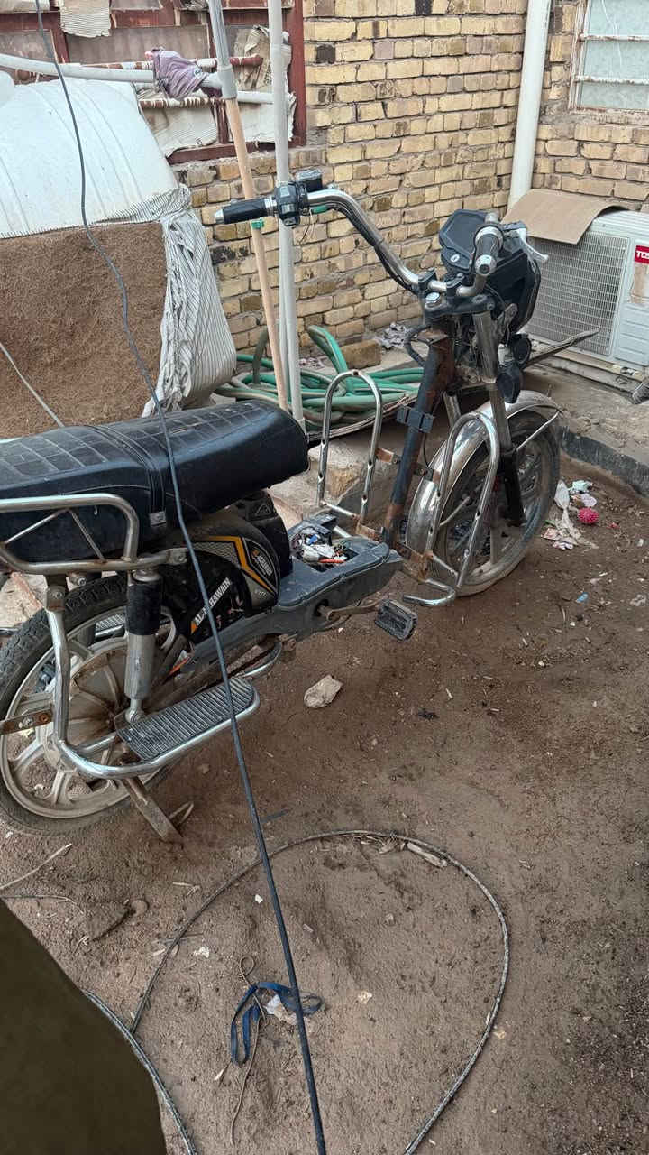 سلام عليكم دراجه شحن لحجم لكبير دراجه نضيفه وجاهزه من كلشي عوزه فقط باتري لسعر 150وبيهً مجال عنواني ميسان حي العسكري *********** عمارة, ميسان
