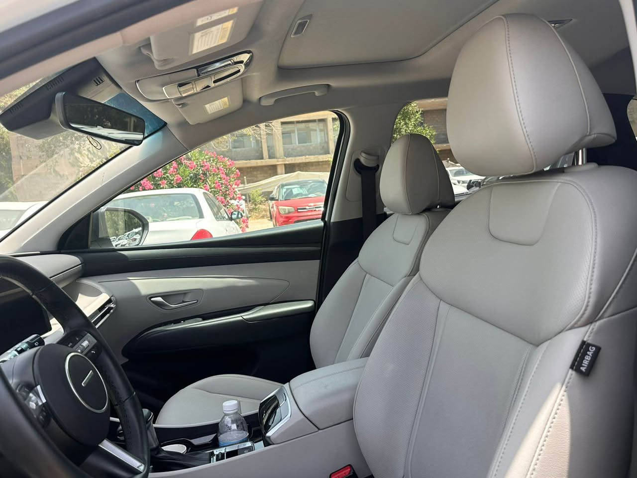 هيونداي توسان 2025 sel sport وارد امريكي
السيارة فول مواصفات ماشية 20 الف
-فتحة 
-شاشة متصلة
-فور ويل
-اربعة انظمة قيادة 
-تحكمات ستيرن
-سياقة ذاتية 
-داخل جلد ملكي كشن وجنطة كهرباء 
هواية بيها مواصفات 
حادثها تبديل بنيد فقط نفس لون والجنطة بيها بارد على كد اصبعين مال نقل مصلحة كاملة السيارة 
مكان السيارة بغداد السعر 195 بيها مجال بدون رقم السيارة .
اعتذر عن المراوس 
للاستفسار الاتصال 
*********** بغداد, العراق
