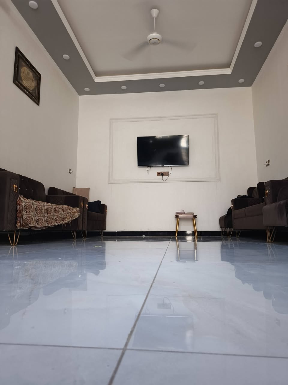 السلام عليكم
بيت في حي الأمين خلف محطة وقود الشموس شارع العيساوي ثالث فرع على اليسار يتكون البيت من طابقين
الأول من كراج طول ١٦ م وعرض ٢٨٠ م و طارمة وصحية
ومن استقبال ٥ . ٤ م ومطبخ ٤ . ٣.٥ م و غرفتين نوم ٥ . ٣.٥م وصالة ١٠ . ٤م  وصحيات أما الطابق الثاني يتكون من ثلاث غرف وصحيات 
للاستفسار عل الرقم 
***********
والواتساب***********
ملاحظة يرهم امروس بيت عل طريق السنية جهة الزوار بس بية حديقة
