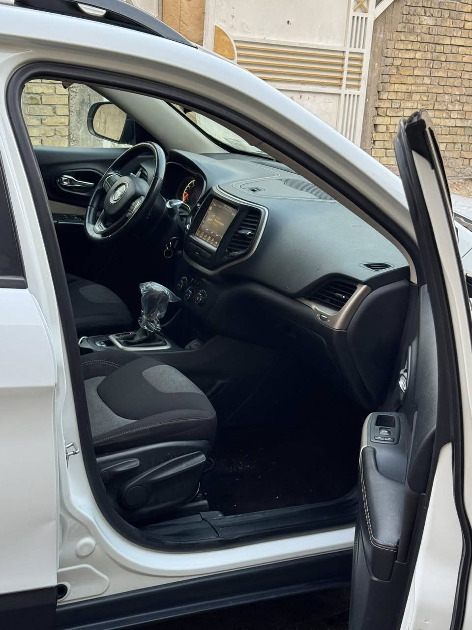 السلام عليكم جيب بزون موديل 2017 الحادث مثل ماموظح ماشيه 77 الف كيلو السعر 120 رقم الهاتف ***********
