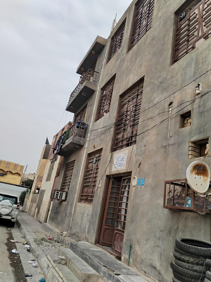 السلام عليكم
بناية تجارية طابو ملك صرف 
العنوان : كربلاء- حي الحر 
المساحة 165 متر 3 محلات و5 شقق مؤجرة بالكامل وارد شهر 2 مليون 

‭***********‬
