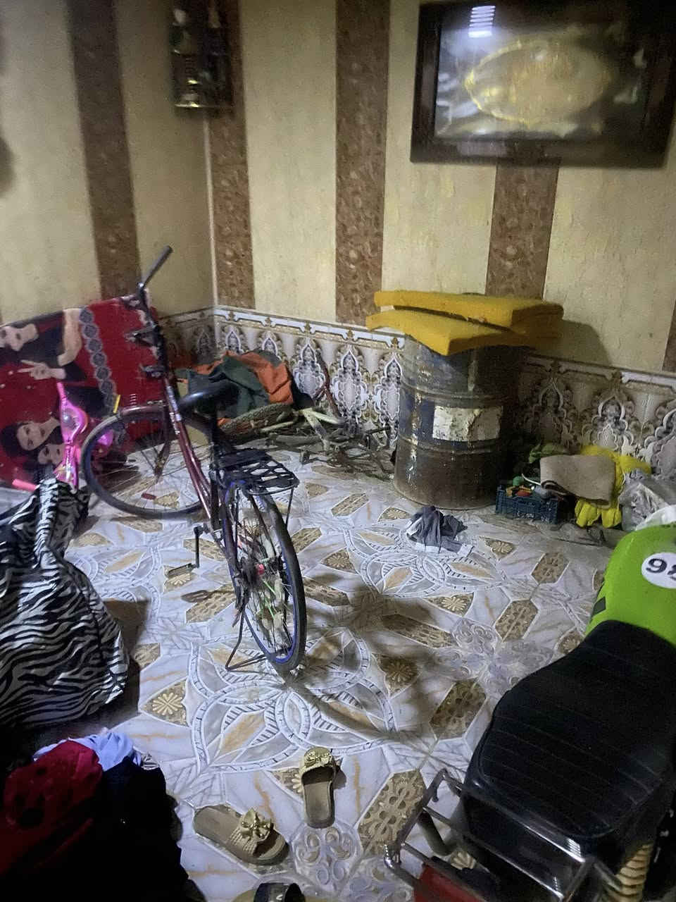 بيت للبيع طابقين في حي المثلث مساحه 110متر (طابو ملك صرف)الطابق الاول يحتوي غرفتين وصاله وديوانيه ومطبخ ومشتملات والطابق الثاني يحتوي على غرفتين ومطبخ ومشتملات السعر 80 مليون وبي مجال قليل
واتس ***********
