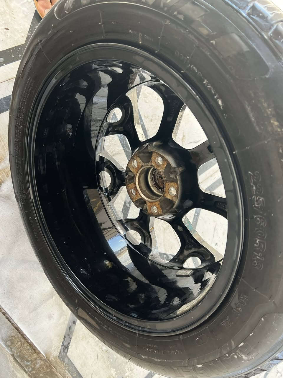 ويل 18 اسود عنكبوت جديد كلش زلغ مابي مكفول من كلشي معا تخم تاير زوج جديد كلش بعد ماماشي انتاج 25
وزوج الثاني نص عمر  قياس 225/60
لبيع او مواوس بعشرين  مكاني البصره القرنه 
***********
