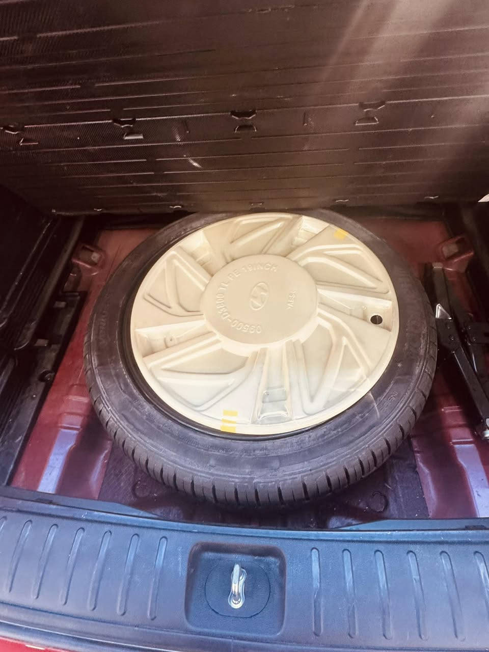 هونداي توسان 
موديل 2020 ( خليجي ) 
بدون صبغ وبدون بارد 
ماشية 29,000 كم 
-بصمة
-تشغيل عن بعد 
-بانوراما 
-شاشة كار بلي 
-مكينة 2400 
-كشنات جلد كرسي السائق كهرباء 
-شاحن واير ليس
-نقط عمياء حساس امامي خلفي 
-مري كهرباء 
-٥ ويل كب سبير شركة منازل 
-قطعتين تبريد 
-4 ويل درايف 
سنوية باسمي وهزة ولوحات جديدة 
السعر 20,000$ 
***********
