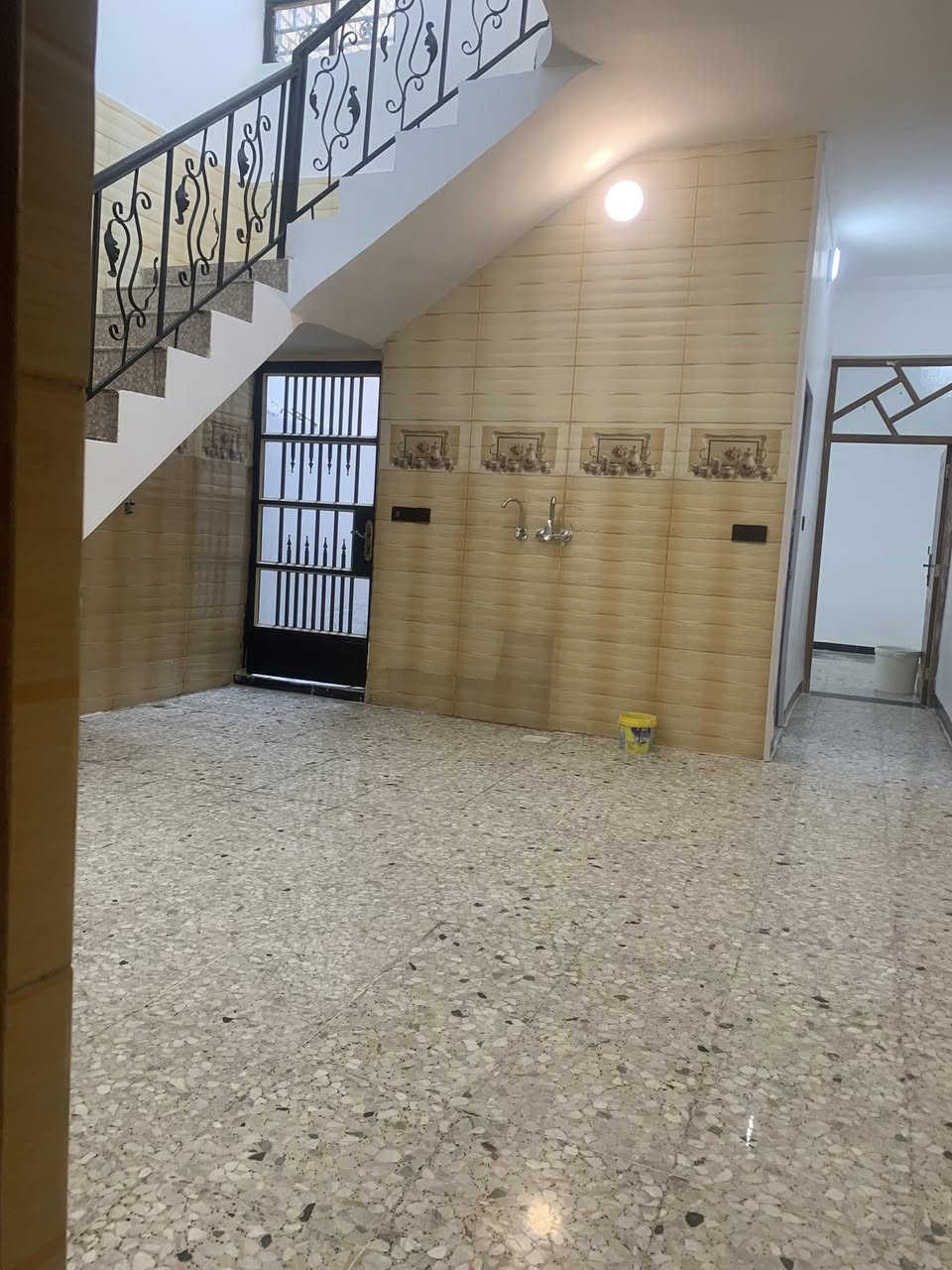 البيع البيت مساحه 100 وجه5
حي الاعلام الشباب مربع الذهبي 
طابق واحد 
صاله ومطبخ وخدمات وغرفت نوم
بناء نضيف موقع قريب ع شارع 
اتصال ع ارقام 
***********
***********
***********
