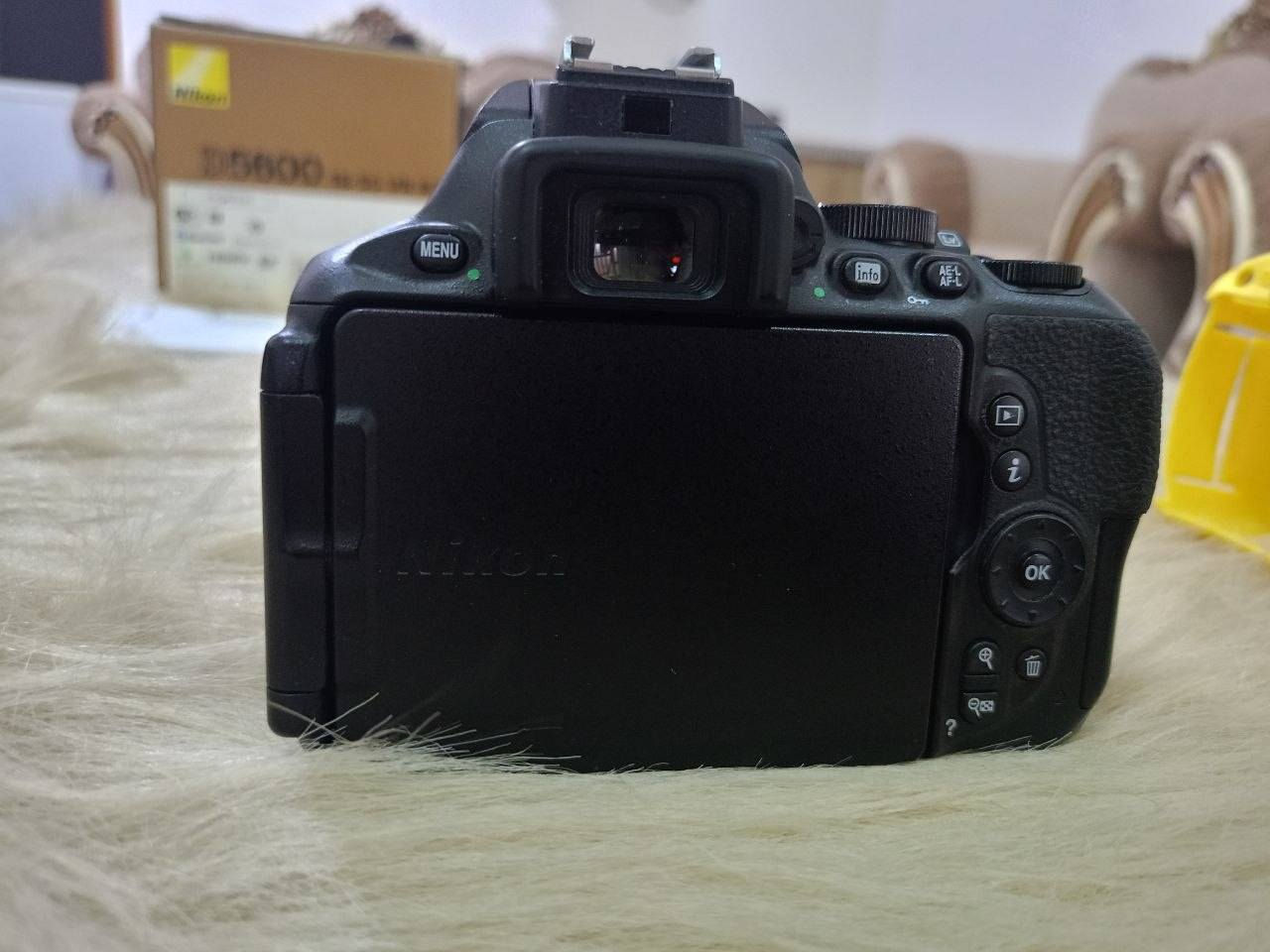 السلام عليكم
كاميرا نيكون D5600 نظافة 95% 
🔷 معها عدستها الاصلية mm18-55 .
🔷 واي فاي Wi-Fi + بلوتوث Bluetooth. 
🔷 منفذ HDMI + منفذ الميكروفون الخارجي MIC + منفذ التحكم عن بعد + منفذ USB (أو منفذ البيانات) يستخدم لنقل الصور او ربطها بأجهزة اخرى كالحاسبة او الطابعة + منفذ فلاش خارجي . 
🔷 معها كارتونتها الاصلية + جميع ملحقاتها . 
🔷 جنطة كتف + كفر حماية خارجي . 
شتر 24K ، إستخدام شخصي 

السعر 550 الف 
المكان : محافظة واسط / الكوت ..
***********

