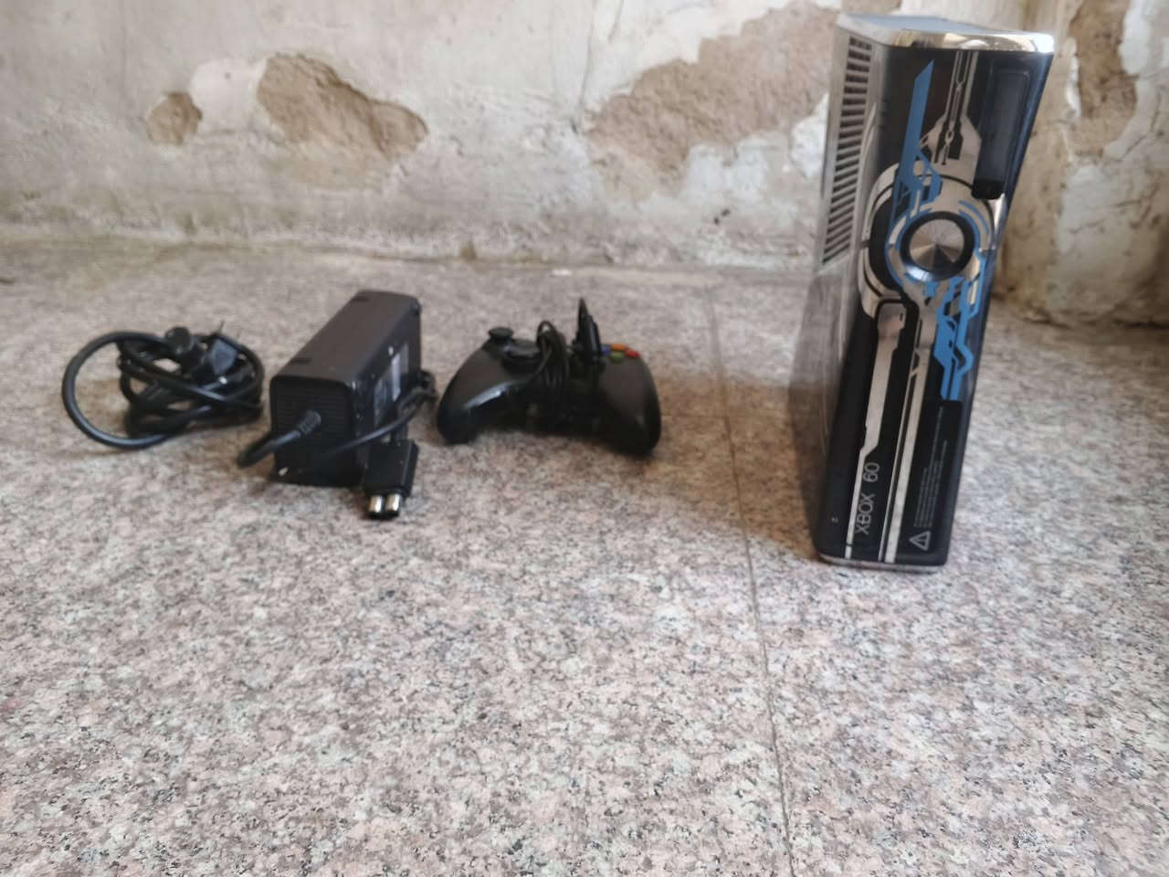سلام عليكم شباب بلي إكس بوكس 360 باندل سلم جهاز نضيف مرتب لوك ستيكر لا مفتوح ولا مصلح ملحقاتة اصليه يده+ محولة +كيبلات صوته يختلف عن الاكلاسيك  العاب بيه جيتي أي حرب فورزه هورايزن وبعد العاب مكاني بغداد موجود توصيل سعر 135 بيه مجال للشراي رقمي *********** تواصل واتساب بل خدمه
