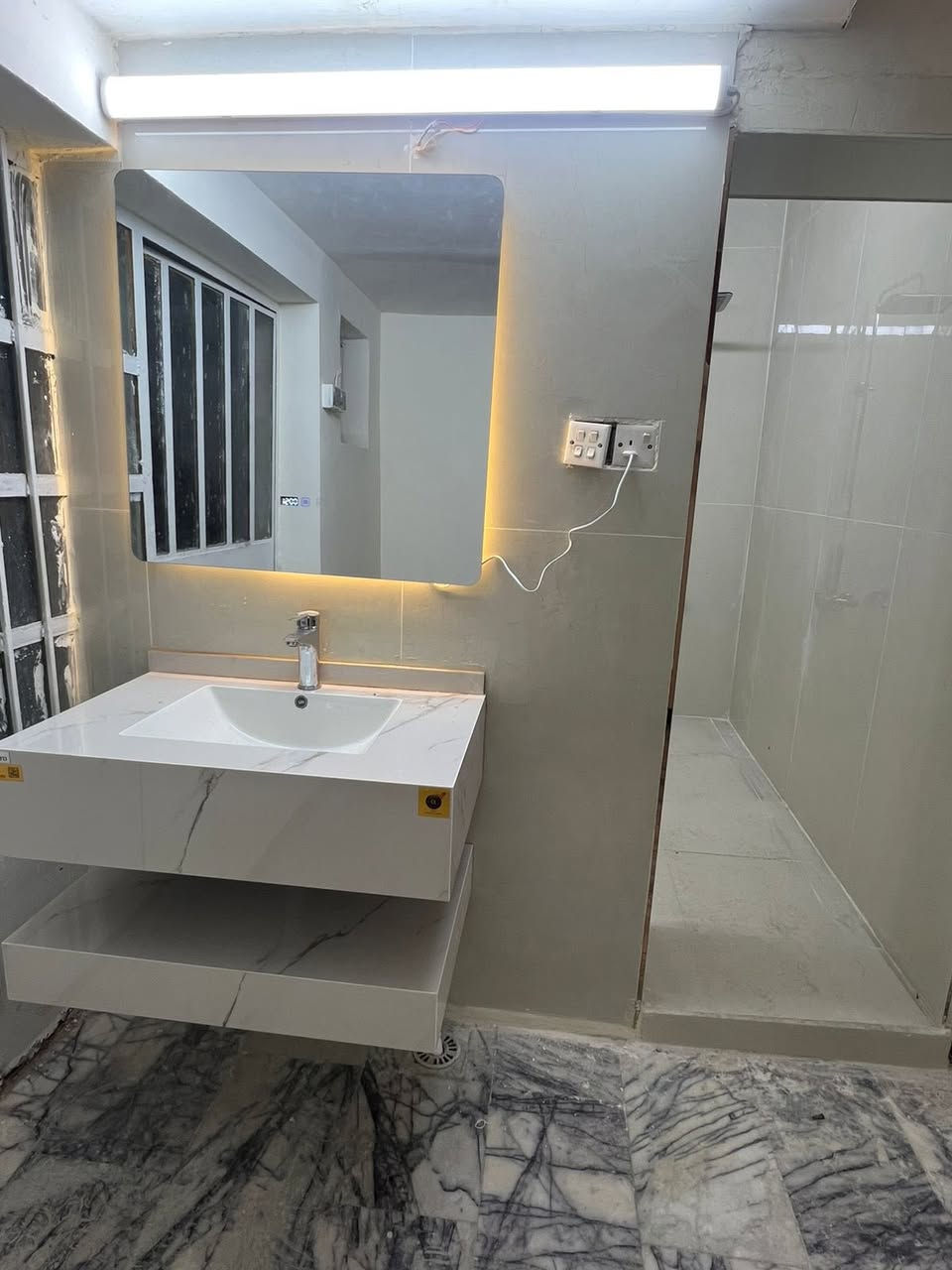 السلام عليكم دار للبيع المساحة 200 متر مسلح طابقين طابو ملك صرف في منطقة المشتل  يحتوي الطابق الاول على خدمات خارجية وكراج سيارة ومدخلين  استقبال ومطبخ حار ومطبخ بارد   وخدمات ومخزن وترك خلفي وغرفة نوم والطابق الثاني يحتوي على غرفتين نوم ومخزن موقع الدار المشتل شارع المدارس ثالث فرع على اليمين والسعر مناسب الاتصال على الهاتف *********** ابو احمد 
سعر المتر بمليون و800 سعره سعر ارض وبي مجال
