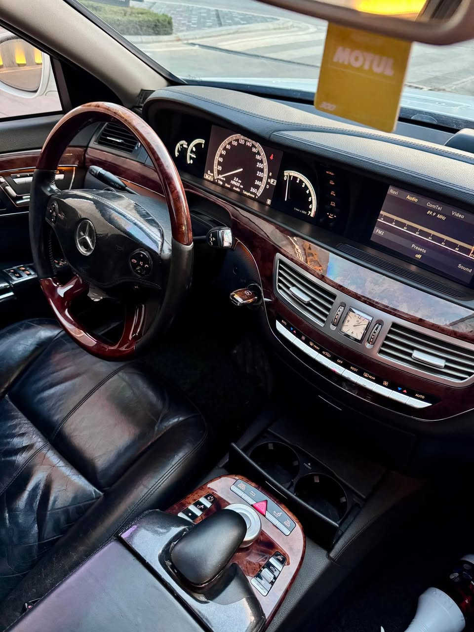 بەناوی خودای میهرەبان . مێرسیدس-بێنز S550 (2009). AMG V8 توین تۆربۆ. مواسە فات : سەقفی پانۆرامیک - دەرگای لارج 
ویلەکانی ٢٠ ئینج - سندوقی شفت - توین تۆربۆ
بریک هە وا یە - 
ڕاداری ئاوینە یە  - ٣ شاشە
5 پەردەی ئەسڵی - کوشن مەساج -
حاسە  پێشەوە و دواوە - Auto Hold - Auto Park
ڕاداری پێشەوە و گڵۆپی LED ـ 
سە یارە کە دوو پارچە ی بۆ یا خە 
بی رەقە مە و دو بە یە 
گیر و مە کینە ی بە شەرت 
بە شە رتی ئە وە ی ما لی مە دە نی نە بێت 
سعر / 95 گە لا و مە عا مە لە
ز.م/ *********** السليمانية, العراق
