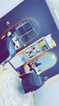 حبايب عندي ميزين وباترينه وكراسي ثنين للبيع مصارلهن سنه للاستفسار 0773...