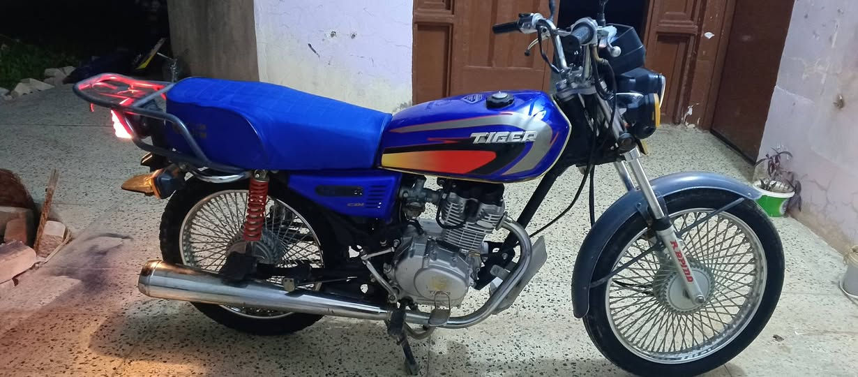 السلام عليكم اخواني ماطور للبيع موديل 21 نوعيه تايجر محرك حيل نظيف كل شي شغال وايرمانيه جديد دبلاته جديد كل شي شغال محرك فقط والفات مبدل والباقي جديد اوراق موجود ماتور كامل جاهز سعر 300 عنوان العياضيه شراي يتصل على الرقم ***********
