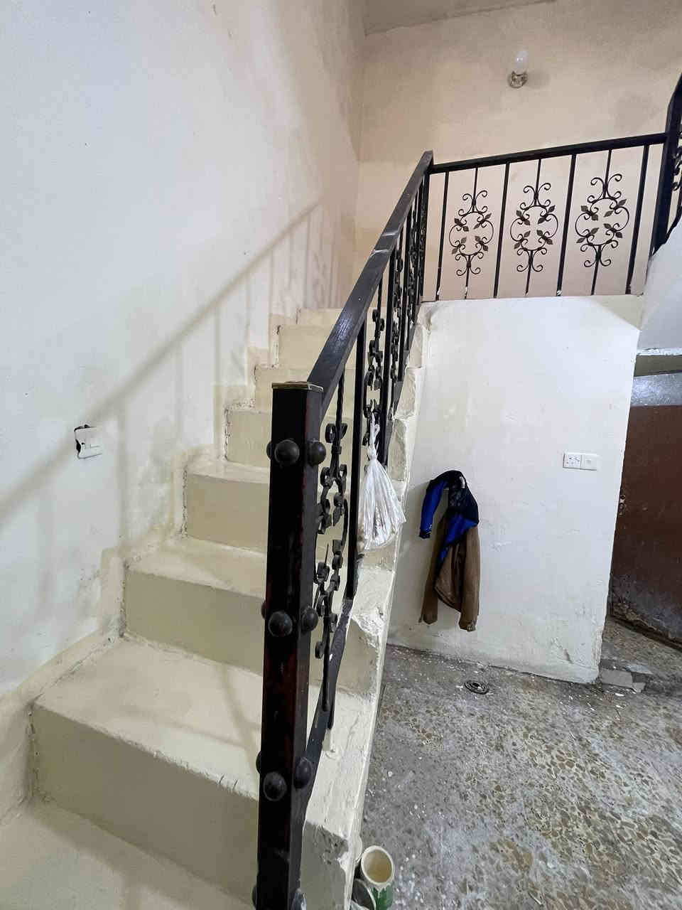 الايجار بيت مساحتة (75) يحتوي على (استقبال /مطباخ حولي /غرفة نوم /خدمات) الطابق الثاني(بيتونة/غرفة نوم) سعرة(250) الف وبيهامجال موقع نهايت حى اور قرب جامع امام الحسين (ع) با لتجاوز قرب السدة  اتصال (***********) مرجعت مكتب الحاج أبوخالد الكلابي للعقار@
