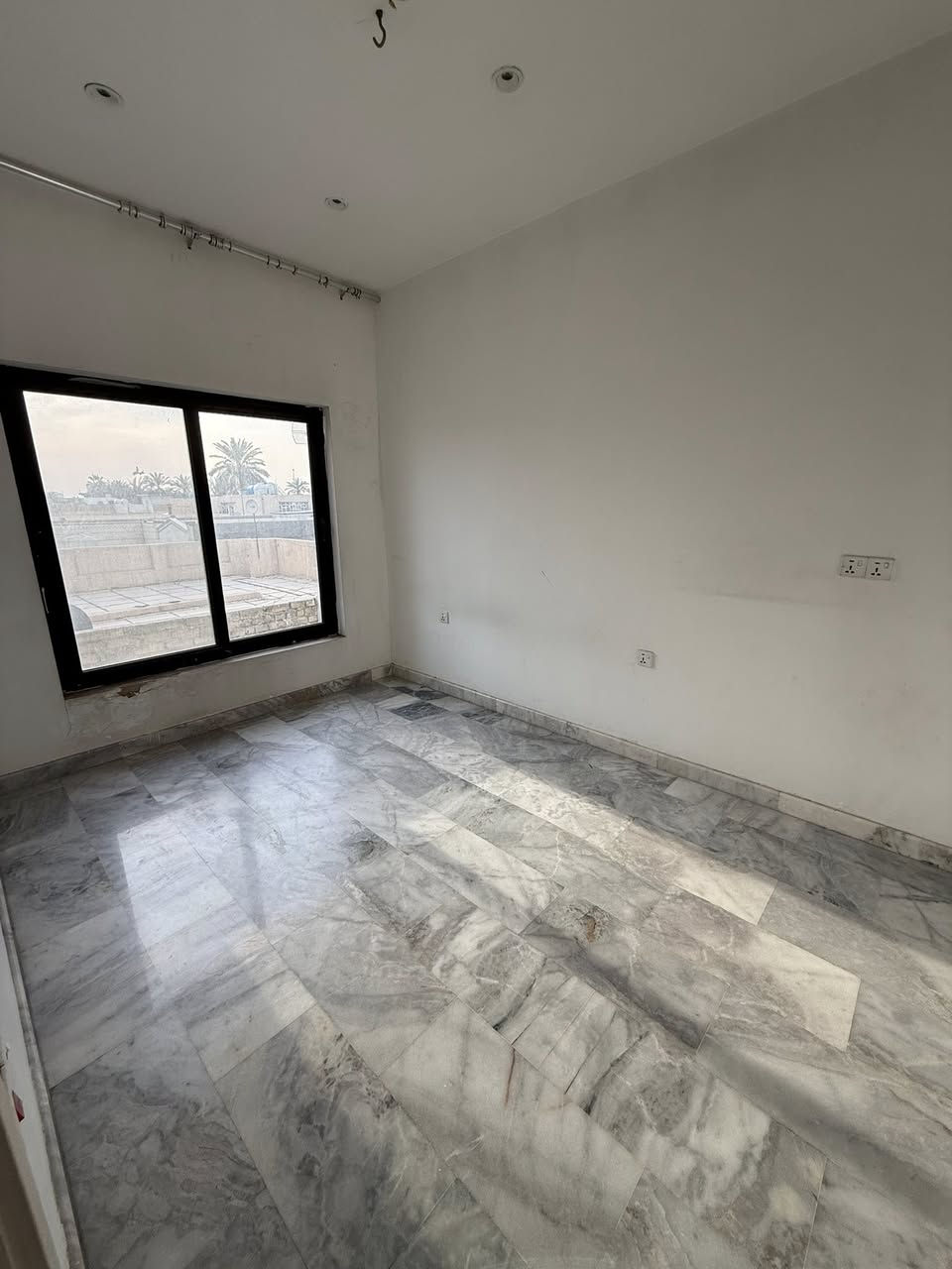 #للايجار__في__السيدية
وحده سكنيه طابق اول تحتوي على 

غرفتين نوم وصاله ومطبخ وخدمات 

بدل الايجار 750 + تامينات 500 الف 

للأستفسار ***********
