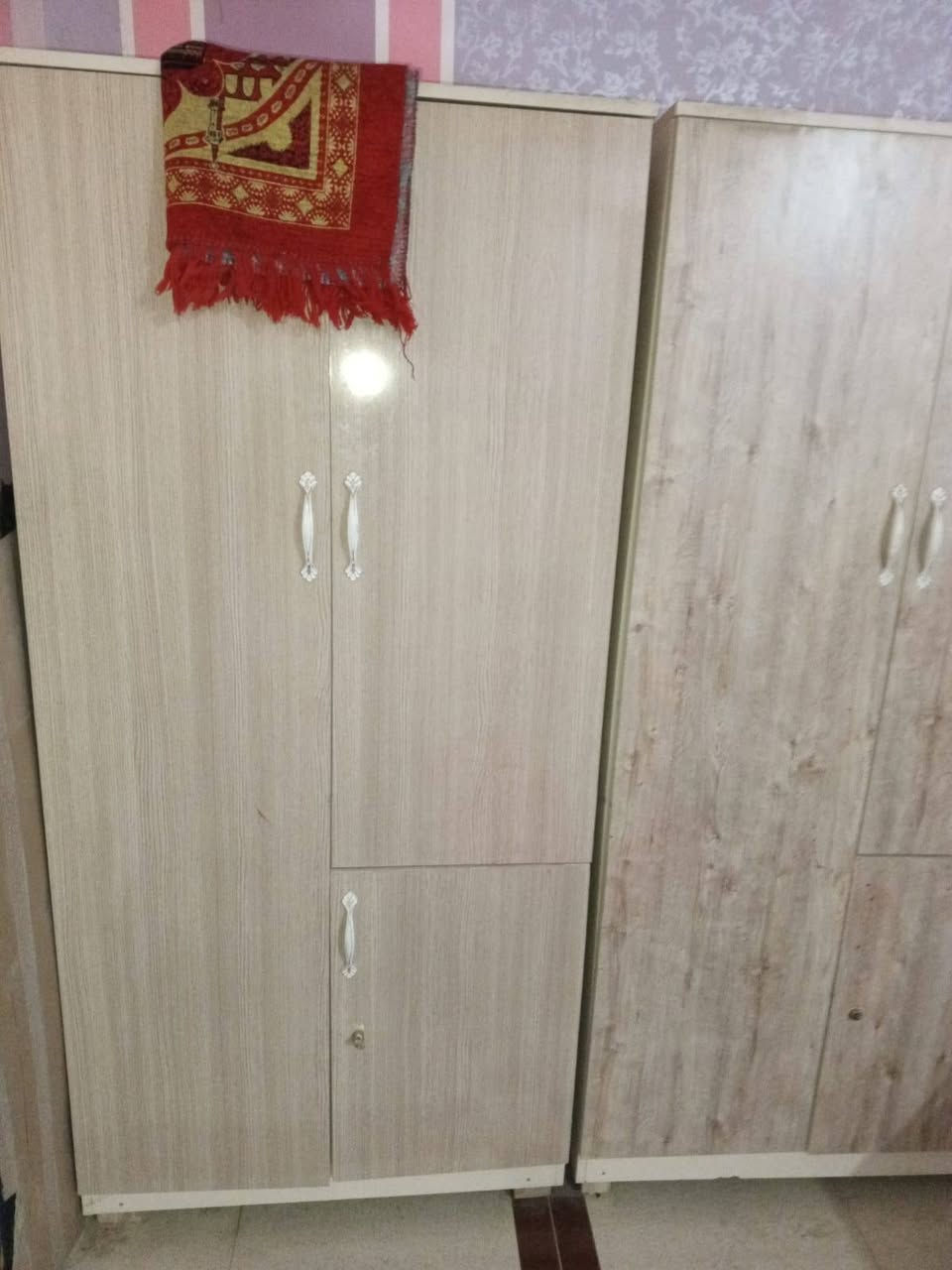 شقة مؤثثة للاجرا حي الشهداء
1درج خارجي 
2غرف عدد ثنين
3صاله كبيره 
4مطبخ 
5صحيات 
6ثلاجه
7مجمده
8جرابي
9تنور 
10طباخ
11كاونتر 
12غساله 
13فراشات 

الي عليكم تجيبون فقط ملابسكم و دلاليتي وبخدمتكم ***********
