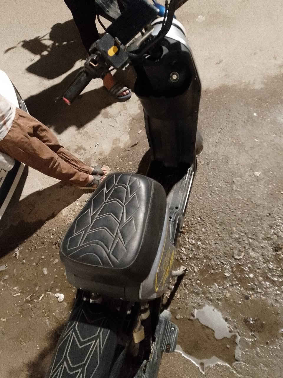 دراجه ار 9جديد 
ام بيثري ماسكه جهاز
سويج مال جوزه سويج مال صندوك بصمه
بس بطاريات متفوخه بس تمشي 
نظام بارك ربع سرعه تمشي 99 نظام R
سعر مناسب جداً
العنوان جمهوريه شارع المكاتب 
سفسار رقم ***********
