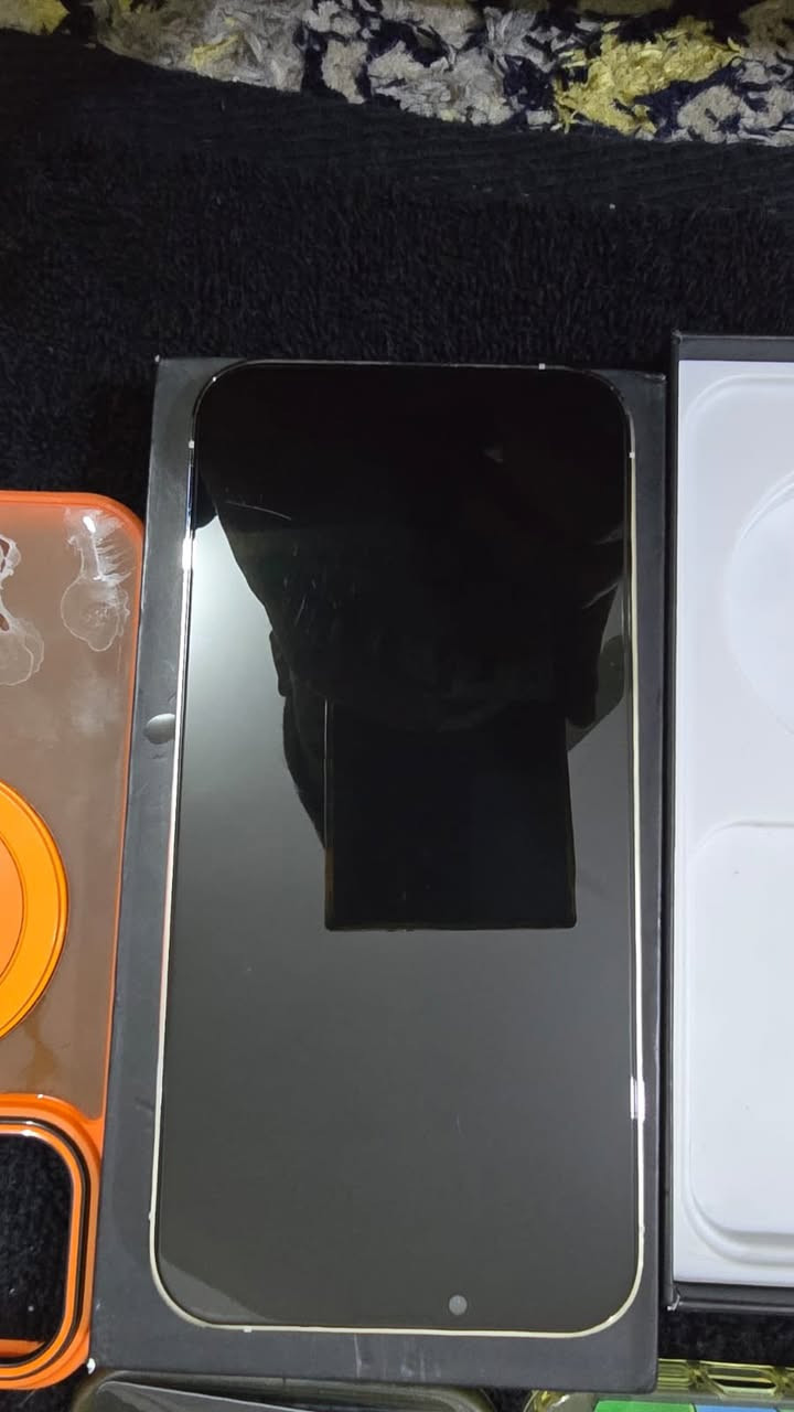 ايفون 13 برو ماكس جهاز جديد جديد بمعنا الكلمة 
بطارية 91 
ذاكرة 256
شاشه 3 خيارات
ملحقاته كاملة 
مع هديا 5 كفرات وسماعه ايربود 
جهاز ماستر اذا بي خدش تاخذة بلاش وكروتك على حسابي 

سعر 725 ..... 
عنواني بغداد ... واتساب ***********
