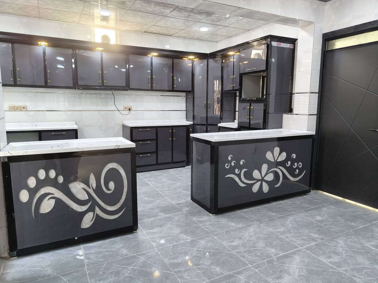 #معمل الثقة أللألمنيوم يتوفر مطابخ التركية مع الديكورات والتصميم حسب طلب الزبون من تصاميم وبأدق التفاصيل يضمن المطبخ التركي صيانه 5 سنوات ويتوفر مطابخ جاهزه مترين وترين ونص وثلاثه أمتار جميع الديكورات متوفره #قناصير وبوفيات ومكاتب الثقة للألمنيوم  زورونة العنوان قياره الجدعه شارع العام
*********** ضياء الاحمد
