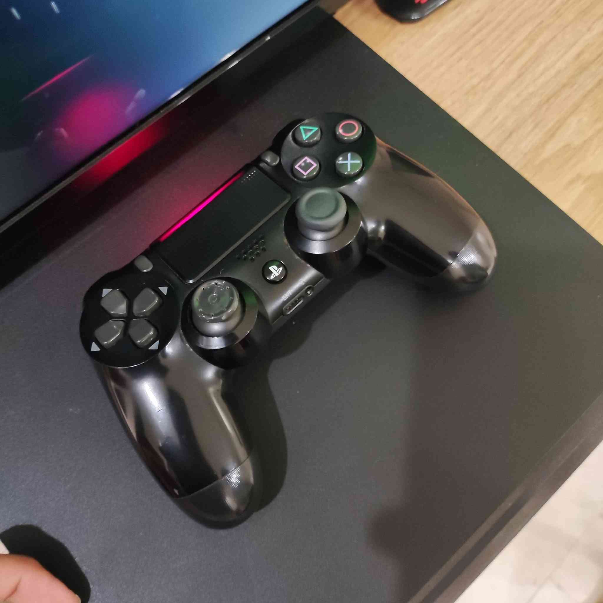 بلي 4 سليم مستعمل نظيف جداً
مكفول من التصليحات غير مفتوح 
بل إضافة إلى ستاند مبرد هوائي 
ويدات اثنين باللون الاسود 
وقرص فيفا 25 
وقرص ريد يد ريدبشن2 
و قرص GTA5
وقرص call of duty modern 2
وقرص ماين كرافت 
السعر 275 الف 
للتواصل او الاستفسار ***********
