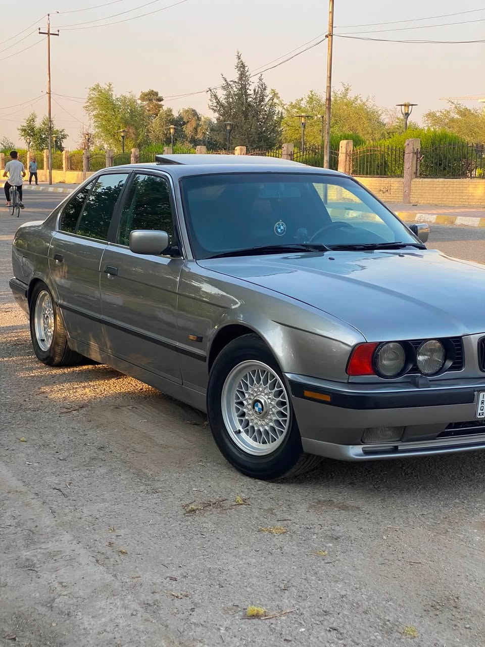 السلام عليكم 

BMW525 ديجيتال
موديل 92 
رقم أربيل هزه سنويه كله جديد بسمي
سلايت 3طكات
كير أوتوماتيك 
فول سبورت
تبريد تدفئه
أربع جامات كهربائي
قفل مركزي
دبل ايرباك
كشتات جلد 
تثبيت سرعه 
حجر بيئه موجود بيه 

السياره بدون ضربه اول صبغ اله بيه تصفيه معجون كلش كلش قليل
السياره خير من الله كير ومحرك بل شرط  وصدر تايرات كله جديد شغل وطلع وين ميعجبك تراي
السياره ممتعوبه وبل واقع احلا من الصور وبيه دفتر بانزين
السعر 77 وبس مجال 
مكان السياره كركوك 
***********
