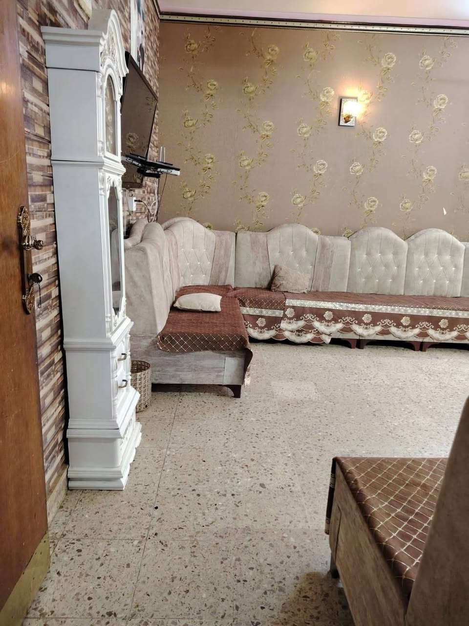 السلام عليكم بيت مساحه 200 متر منطقه الغزاليه شارع دائره الكهرباء ب اول شارع قريب ع الشارع العام الواجهة ١٠ و النزال ٢٠ البيت بي ٤ غرف نوم و ٣ صحيات و طرمه تتسع ل سيارتين معروض ب ٣٣٠ وبي مجال للاستفسار ***********70
