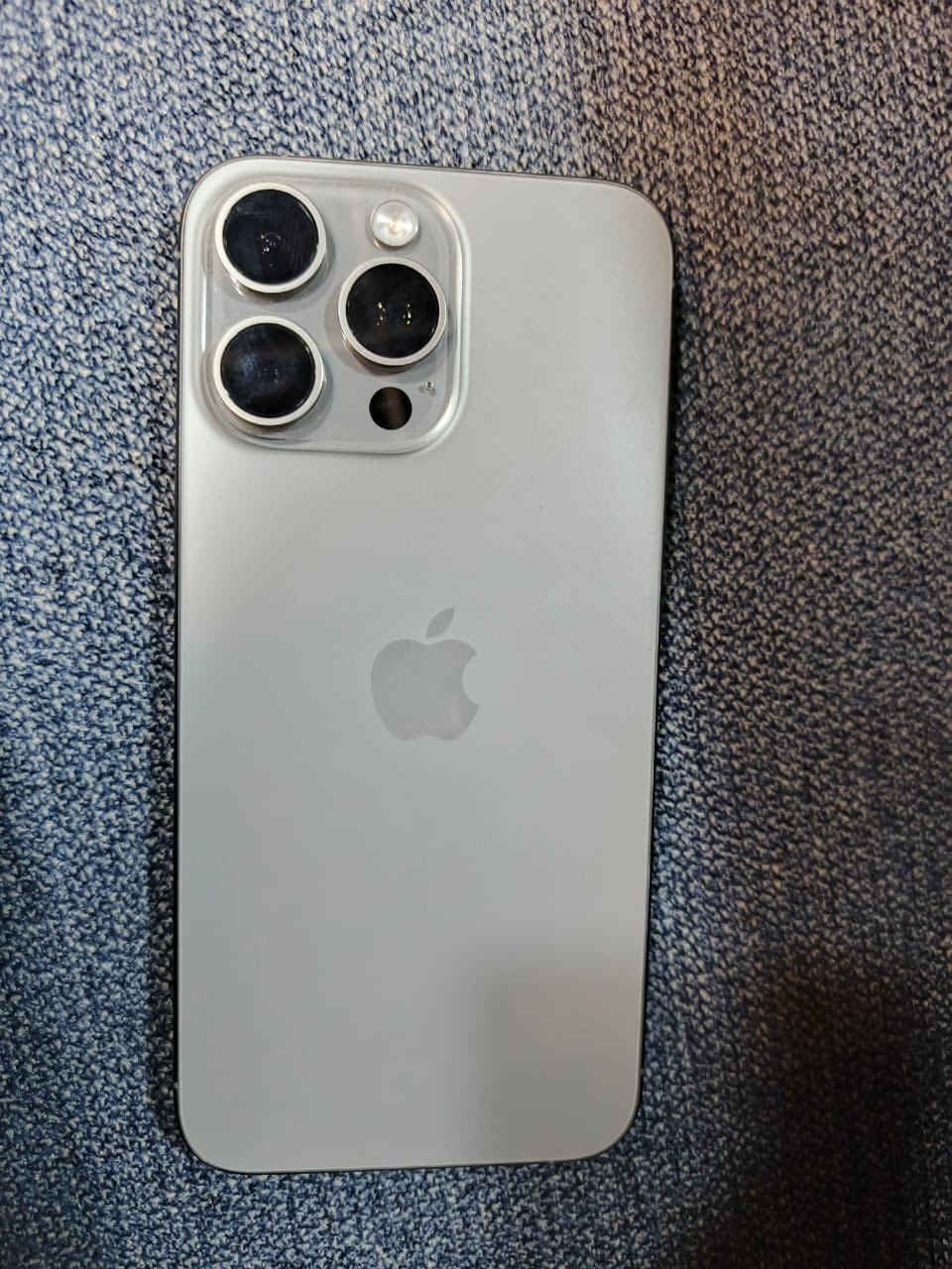 السلام عليكم. ايفون 15برو ماكس للبيع بطاريه 90نضافه ١٠٠٪؜ويا كيبل الاصلي دبل سم كارت ذاكرة512
سعره 1.300 وبي مجال للشراي 
رقمي ***********
