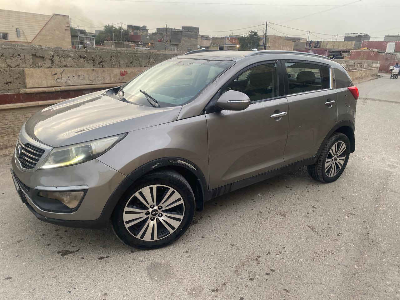 السلام عليكم شباب 
كيا سبورتج موديل 2014 ادوات متوؤمه وجاهزه وبيها حصه كاز 
فول مواصفات للأخير 
فتحة سقف بونراما قطعتين 
بصمة تشغيل 
شاشه جيبره 
مري شفط + اشاير 
كشنات جلد + تدفئه +كهرباء 
حساسات اماميه +خلفيه 
تحكم ستيرن 
كير مكينه بلجيس بلاديه 
السعر ٦٠ 
مكاني بغداد 
***********
