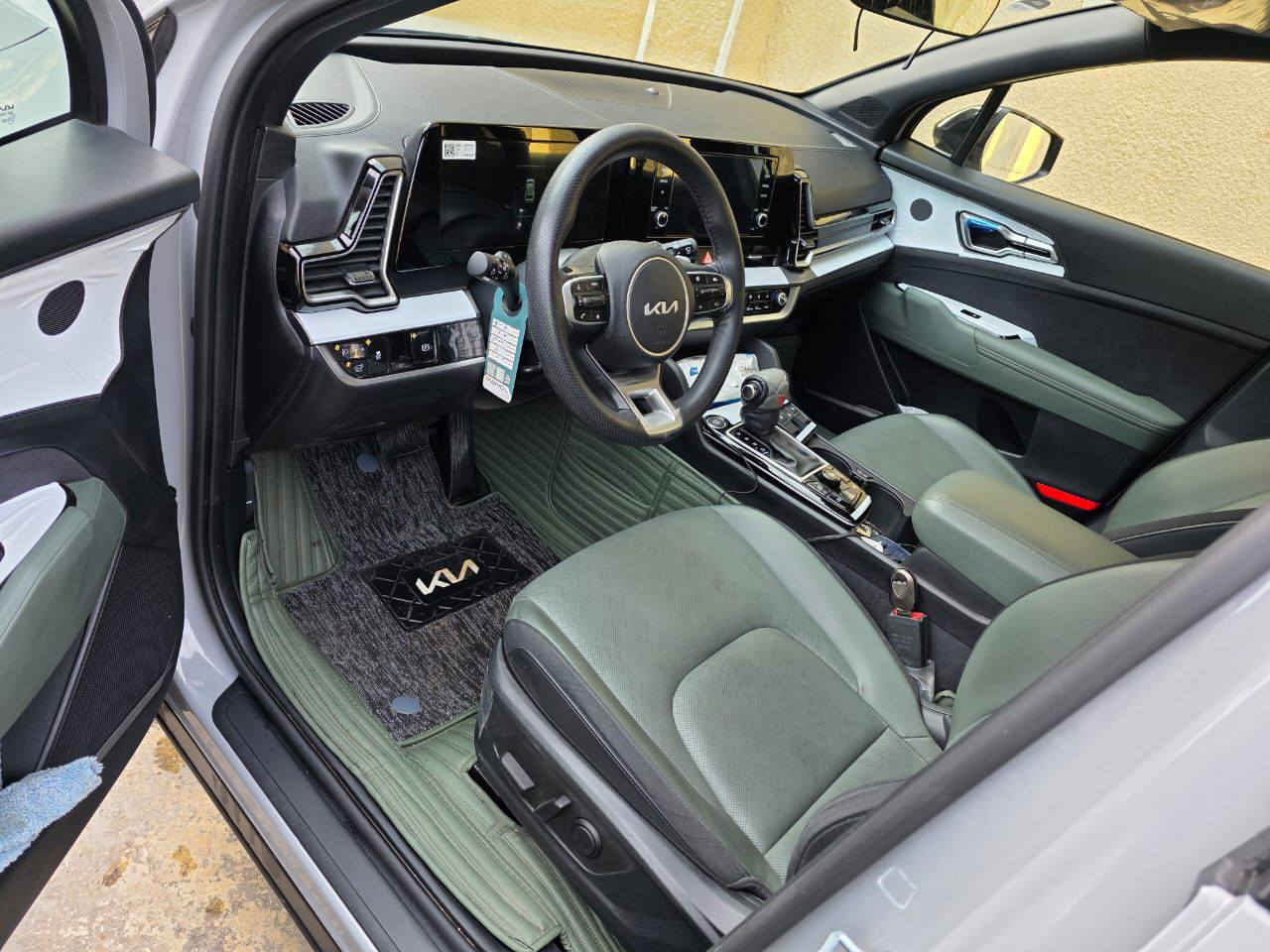 � كيا سبورتج – فول حديد 🔥

لوحات أربيل مكفوله كفاله عامه ماعده بارد اصبع مكان علامه كيا  

الموديل:  2025– خليج
المحرك: 4 سلندر DOHC سعة 2.0 لتر – بنزين
ناقل الحركة: أوتوماتيك 6 سرعات

⸻

⚙️ 
أنظمة الأداء والأمان

• أوضاع قيادة متعددة (Drive Modes)
• نظام مانع الانزلاق ESP
• نظام نزول المنحدرات
‏• Auto Hold
• فرامل يد كهربائية
• 2 وسائد هوائية
‏• ISOFIX لتثبيت مقاعد الأطفال

⸻

🛋️ 
الداخلية والراحة

• مقاعد قماش (بيجي)
• تحكم كهربائي بالمقعدين الأماميين
• تدفئة للمقاعد الأمامية
• ستيرنك عملي متعدد الوظائف
• دخول ذكي
• تشغيل المحرك عن بُعد
• صندوق خلفي كهربائي

⸻

📱 
التقنيات

• شاشة عدادات
• شاشة وسطية تعمل باللمس مع كاميرا خلفية
‏• Apple CarPlay
• نظام صوتي
• تحكم من المقود
• تكييف متغير مناخين

⸻

💡 
الخارجية

• سقف حديد
• إطار الشباك الأمامي Piano Black
• مصابيح أمامية LED
• إضاءة خلفية LED
• مرايا جانبية كهربائية الطي مع إشارات
للستفسار *********** بغداد ااشعب
