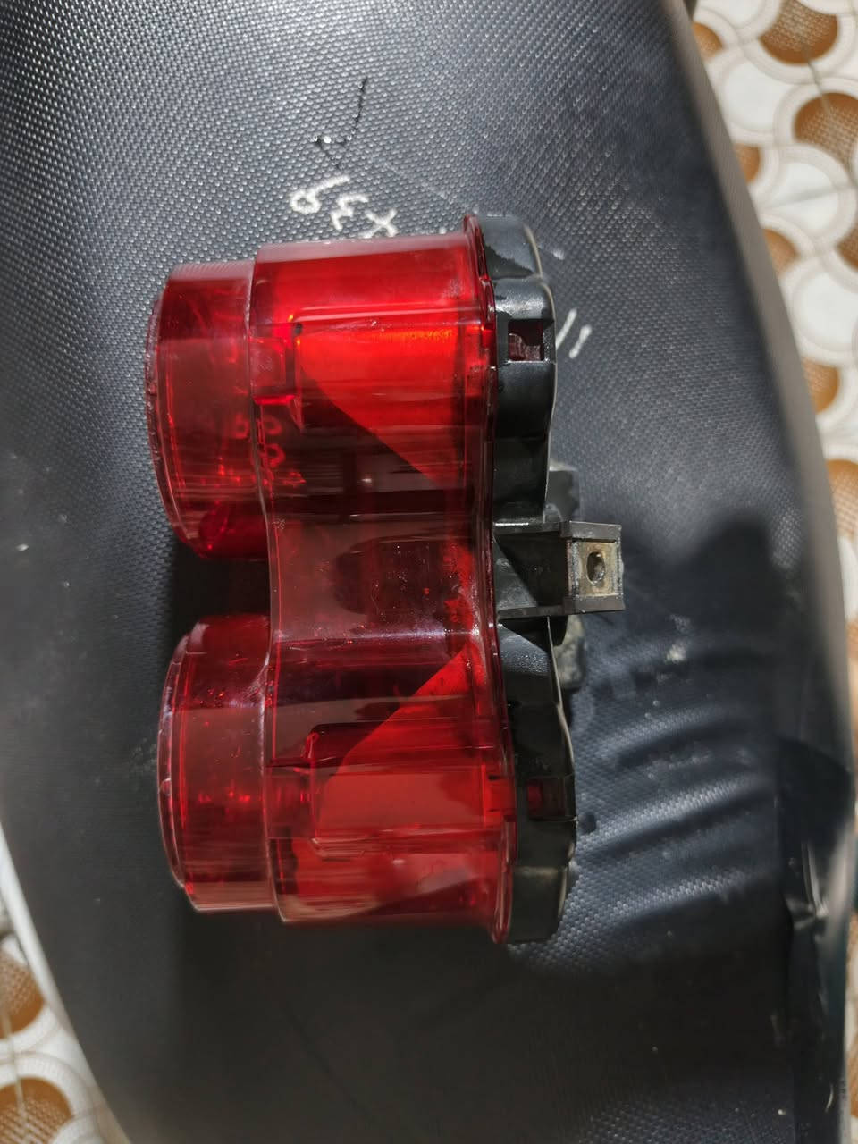 السلام عليكم غراض سكنس جبلي سبايدر وبك لايت وبعد عندي كتف شحن الأصلي البلادي مكاني حله حي الجزائر 
***********
