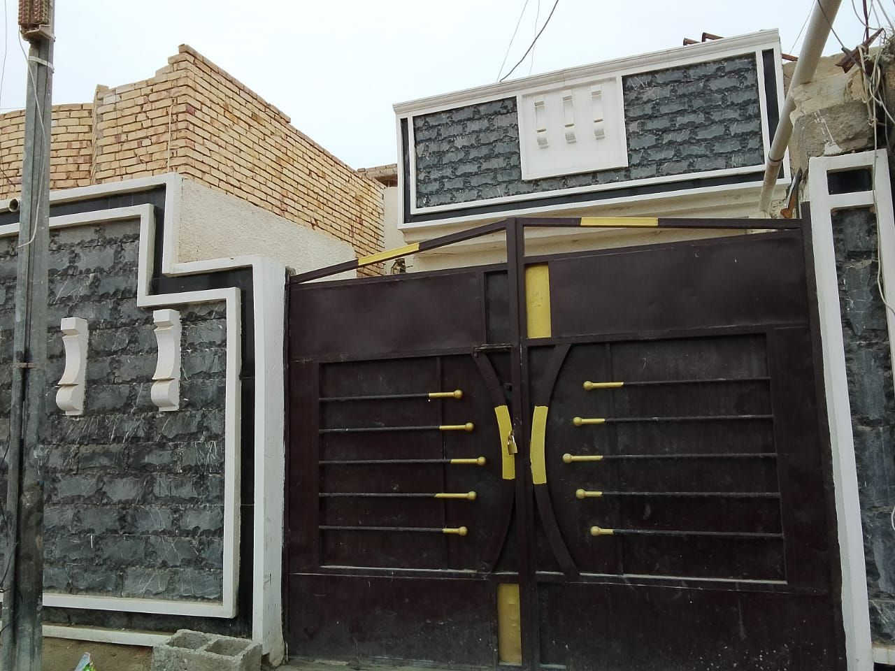 بيت للبيع مساحة ١٠٠ متر السعر ٤٨ وبيه مجال 
الموقع السكلات خلف الشارع التجاري خلف أسواق (سمارك) نهاية شارع السوق الكبير قريب على المدارس 
للإستفسار ***********
