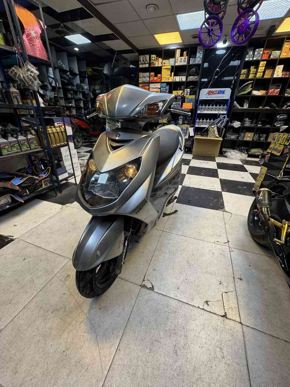 السلام عليكم دراجة سكنس فحل نوزل للبيع اللون سلڤر  
ماشيه 22 الف دراجة صارلها شهر من نازله 
للاستفسار عن السعر خاص 
*********** 
العنوان الاعظمية
