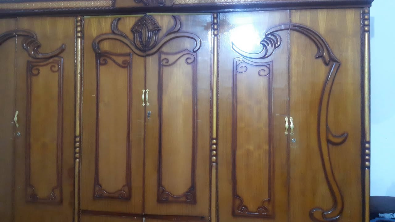 غرفة اخشاب للبيع بيها اضرار بسيطه . كنتور ست أبواب ميز مرايه ميز تواليت زاويه جربايه ودوشك  جربايه . للاستفسار  الاتصال عالرقم  ***********.💞مكاني المجر الكبير
