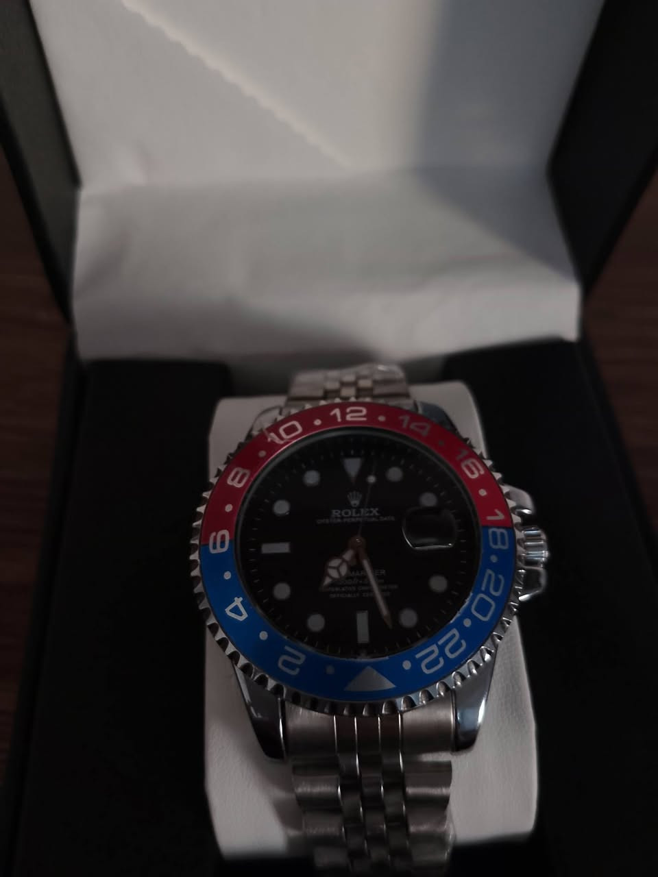 ساعة رولكس تقليد إطار بيبسي أحمر وازرق واسوار حديد خماسي... وساعة كاسيو أصليه لون تيفاني ازراق فيروزي مع سوار وإطار فضي وذهبي. سعر رولكس 15 الف والكاسيو 25الف رقم الهاتف ***********
