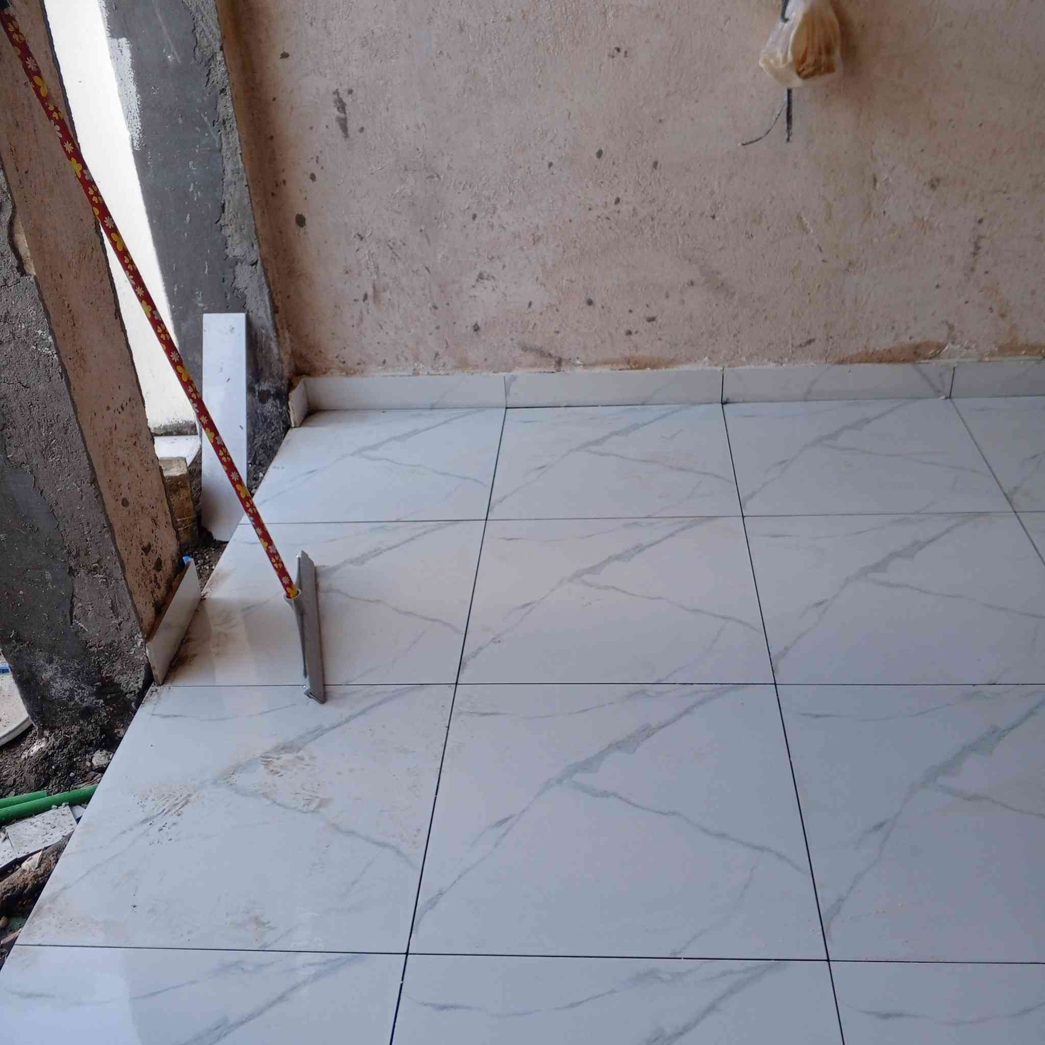 خلفة سيراميك وبورسلين جداري وارضي متفرغ حاليا عمل داخل نجف ***********
