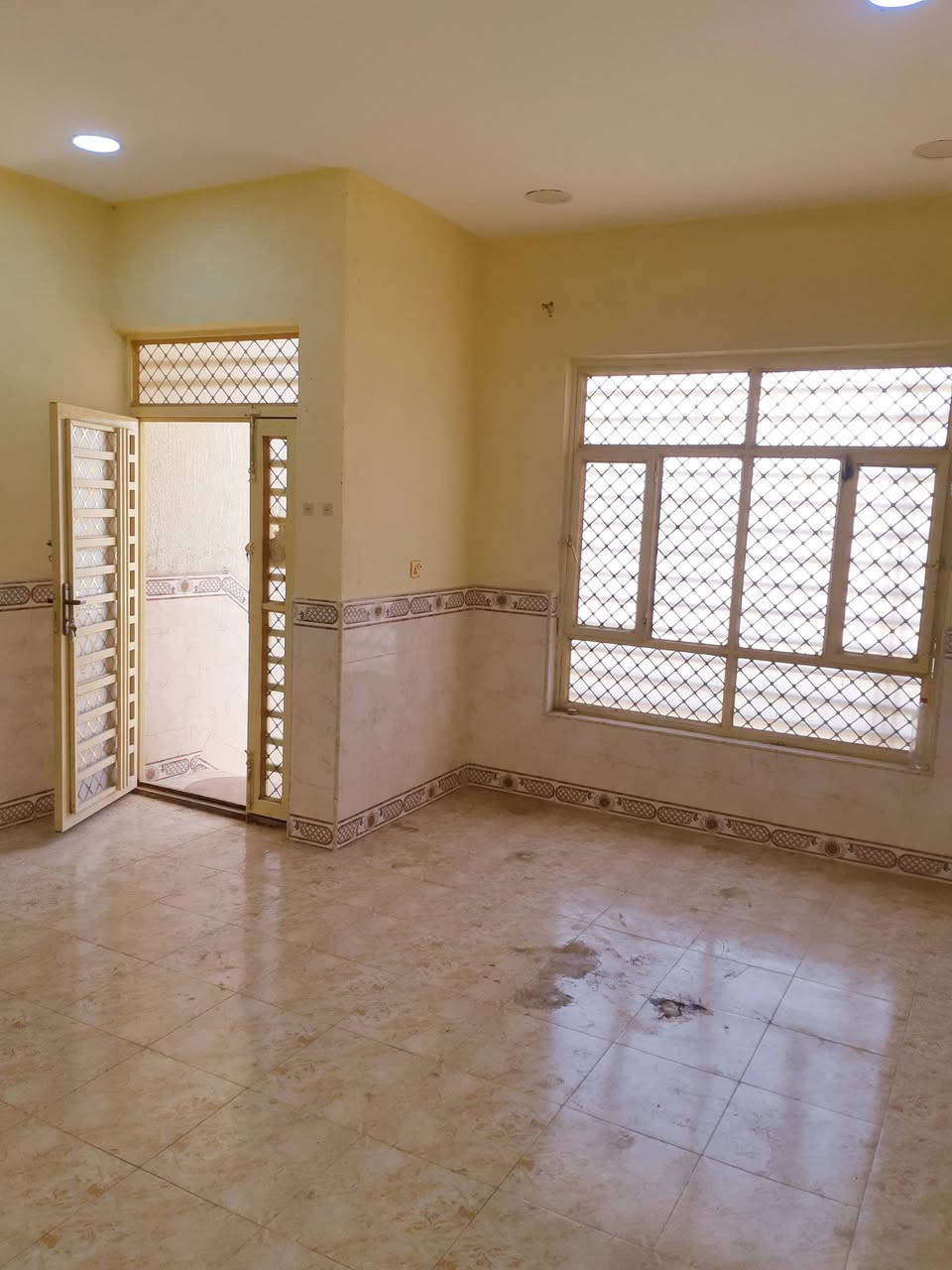 دار ١٠٠ متر طابقين على شكل بيتين كل واحد بابه لوحده كونكريت نهاوند ال١١ الف  منطقه البطاقه الوطنيه مقابل ساحه ومدرسه جديده قريب على السايدين التجاريات  حاليا فارغات  مطلوب اسكان ٥٨ مليون مع تبديل الكفيل على المشتري  للاستفسار  خاص او اتصال ***********
