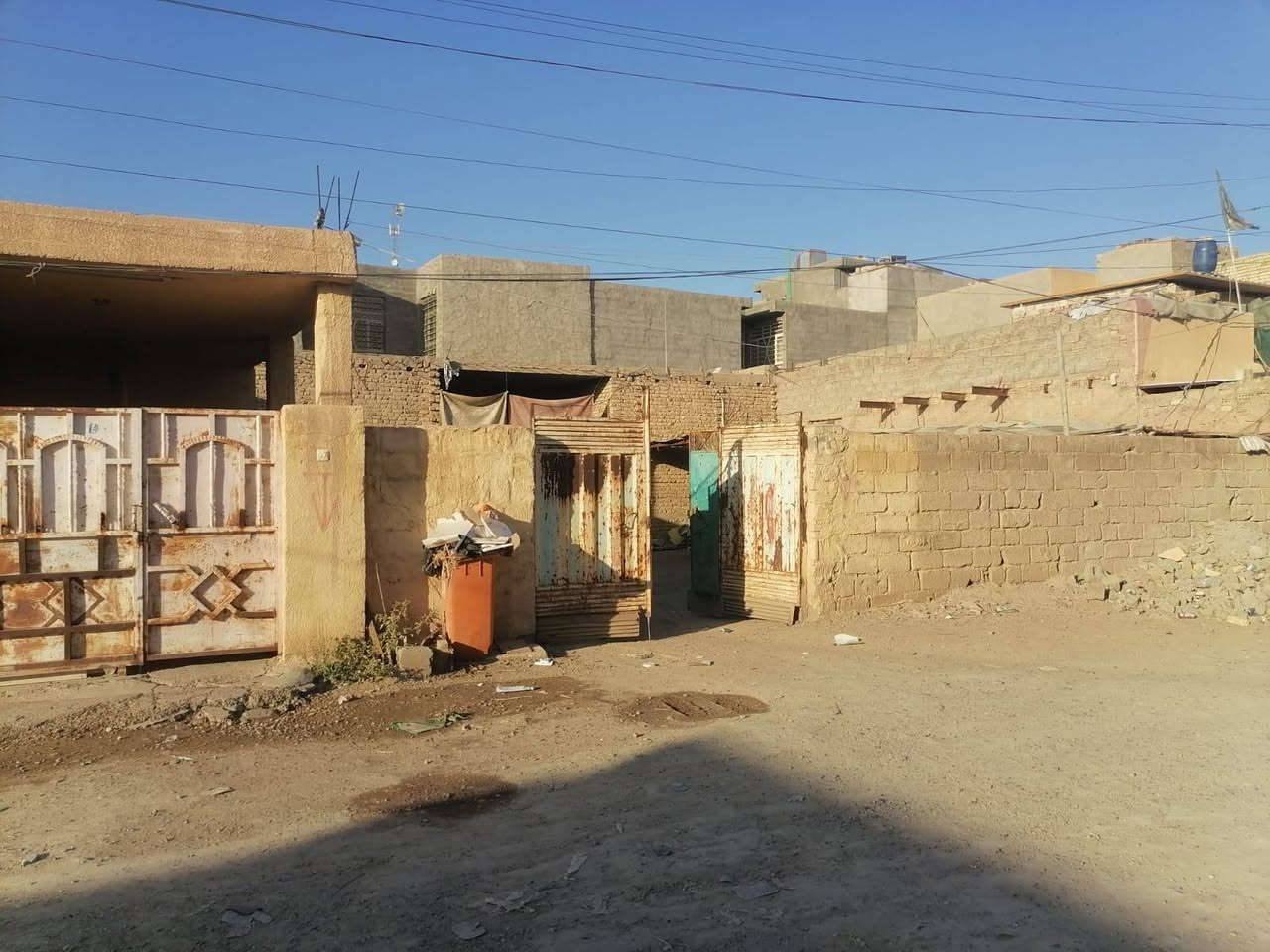 السلام عليكم مشتلات 2طابو صرف باسمي تحويل ثاني يوم البيع مساحه المشتمل 130 مع قطعه أرض فيها غرفتين مساحه 260 في منطقه 57 قرب جملون حسين فالح للاستفسار الاتصال علئ الرقم ***********
