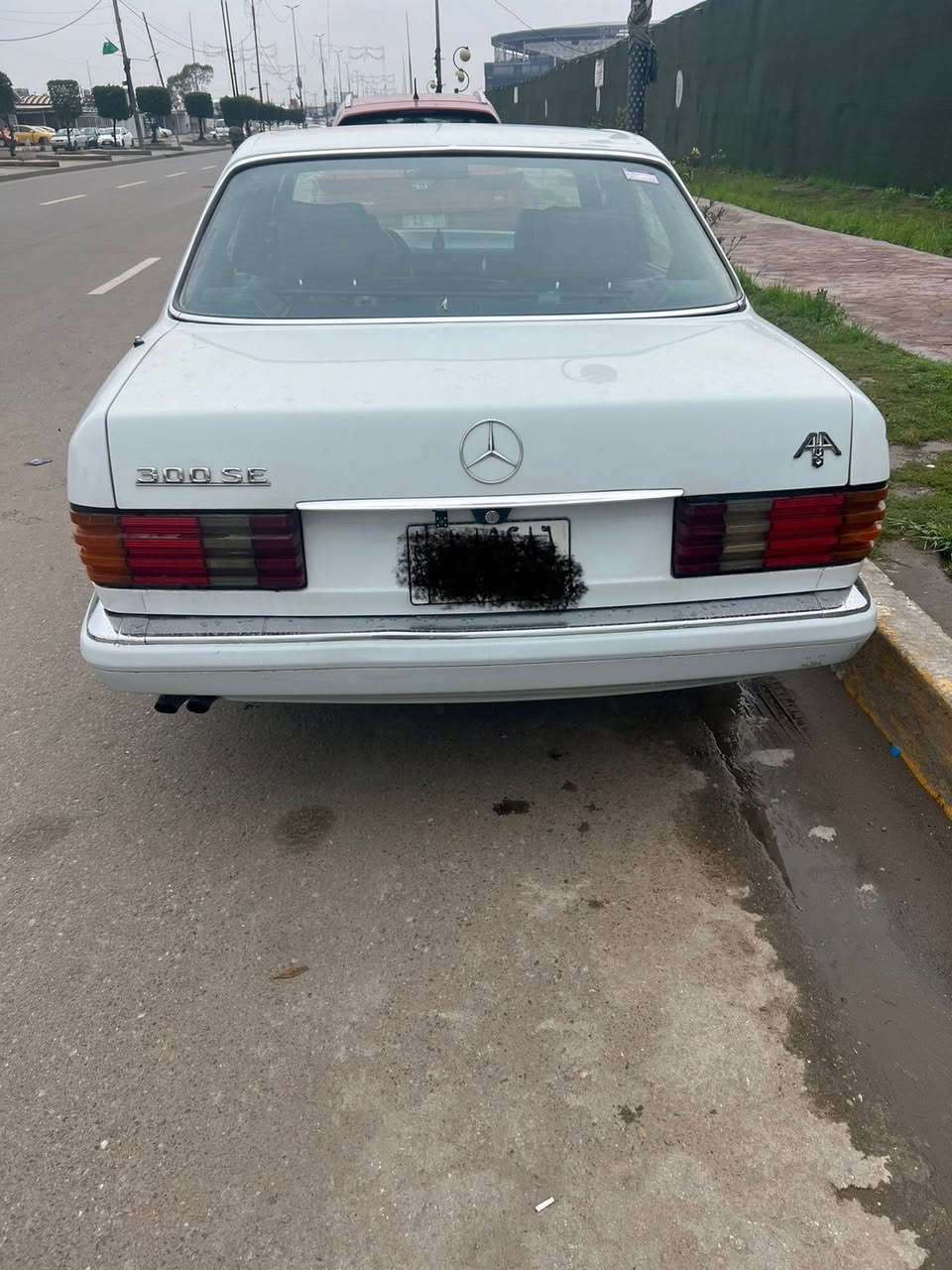 سلام عليكم 
سياره مارسدس جانبو موديل 1989
فول مواصفات 
مكفوله كفاله عامه من الضربه 
فقط صبغ جماليه
كير ومحرك كفاله 
تخم تاير جديد 
كشنات جلد بلادي 
كشنات كهرباء 
صدر امامي خلفي جديد
تبريد ثلج
رقم بغداد بسمي 
مكان السيارة بغداد البلديات 
السعر 80 وبيه مجال 
***********
