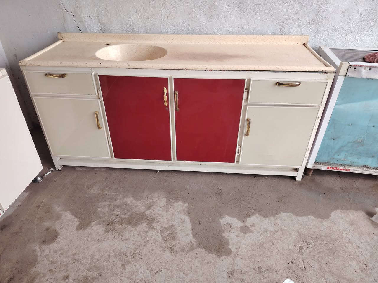 كونترات لبيع كلمن وسعره مكان حله ورديه خارج قرب مستشفى الكفيل وهذه رقمي *********** بيه وتساب ويرهمن مراوس وشتري جميع لكاونترات حتلو مكسر مكيفات سبالت عطلانه شتري
