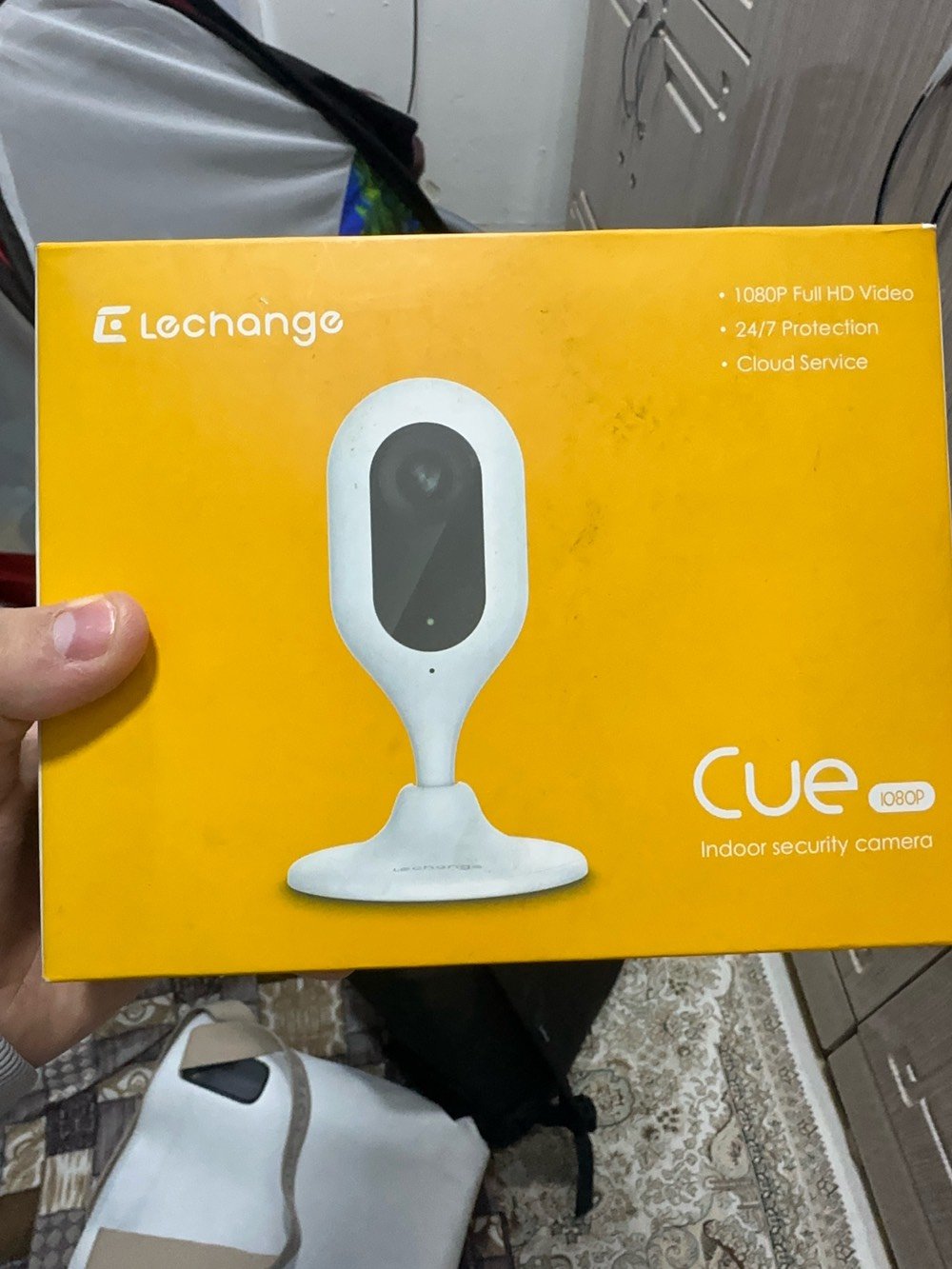 كاميرا أمنية داخلية من Lechange، موديل Cue بدقة 1080 بكسل. تتميز بتسجيل فيديو عالي الوضوح 24/7 وخدمة سحابية لحفظ المحتوى. الكاميرا جديدة وغير مستخدمة وموجودة في علبتها الأصلية.