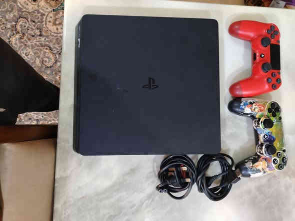 بلي فور سلم استخدام شخصي الجاز ما مهكر نضيف الجهاز ما مفتوح تجي ويا 2 يدات كامل كيبلات السعر 220 وبي مجال مكان كربلاء الجمعية. رقم التصال ***********
