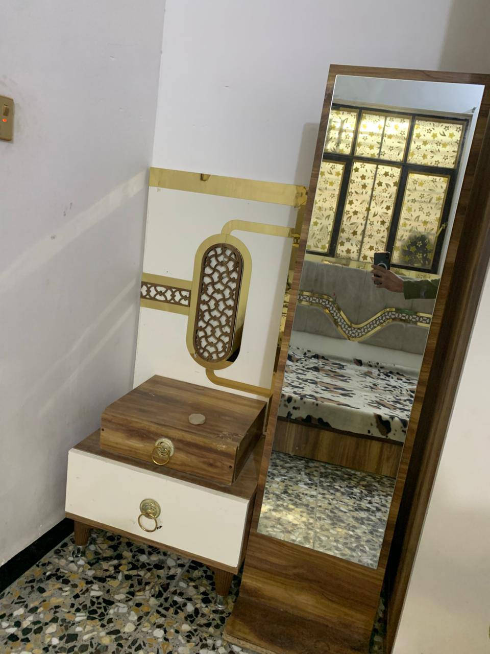 غرفة تركية مع الدوشك ب٣٠٠ العنوان بغداد بوب الشام 
فقط يحتاج الها مراية لميز تواليت الشراي يتصل هسة ***********
