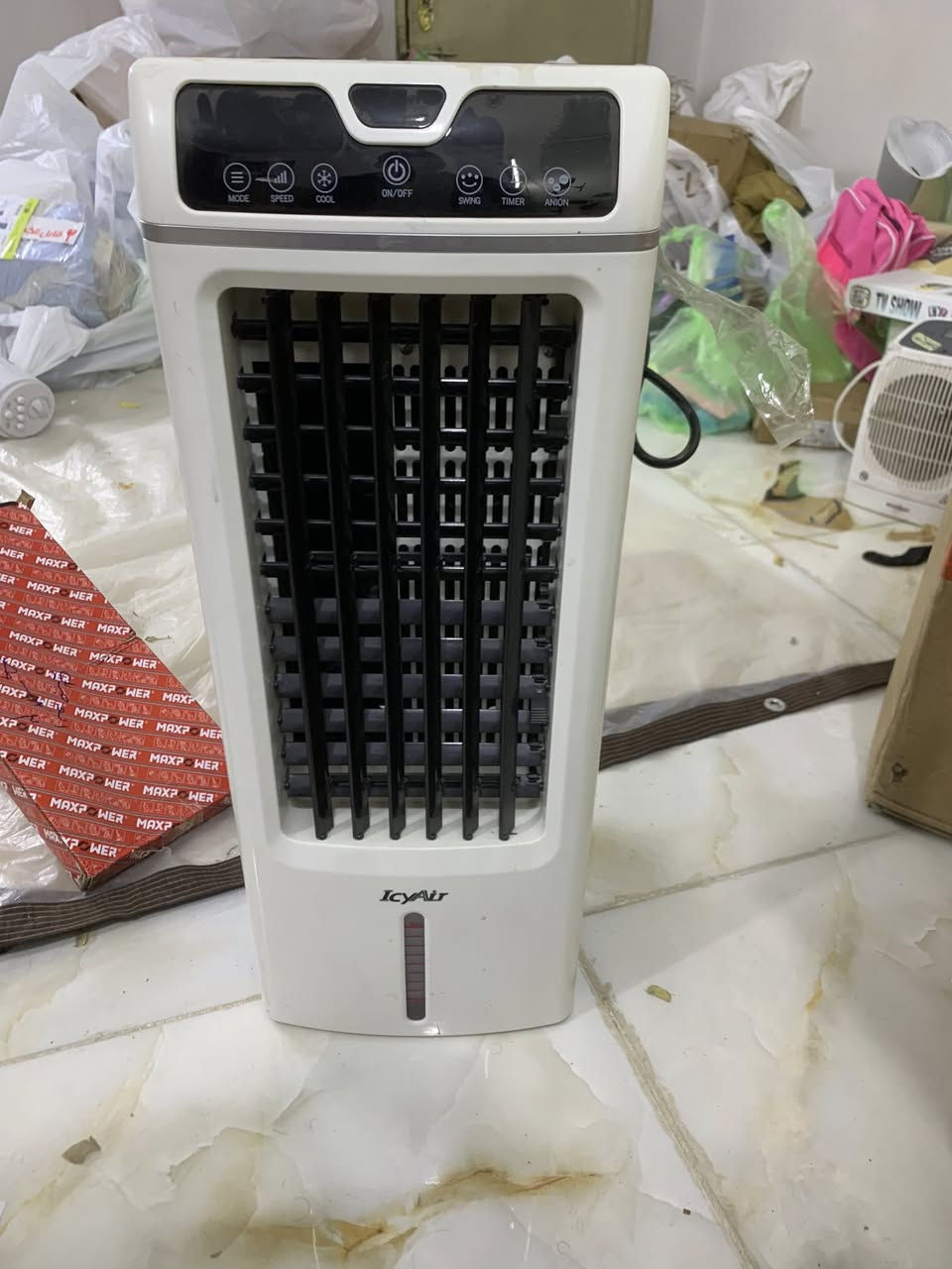 هذا مبرد هواء تبخيري (مكيف صحراوي) محمول يحمل علامة "IcyAir".
يحتوي على وظائف تبريد، تأرجح (Swing)، ومؤقت (Timer).
يعمل بتقنية التبريد التبخيري باستخدام الماء.
مزود بعجلات لسهولة الحركة والتنقل.
يحتوي على خزان ماء شفاف يظهر مستوى الماء.
مناسب لترطيب الهواء في الأماكن الجافة.


**إذا كنت صاحب هذا الإعلان وتريد حذفه لأي سبب، رجاءا أرسل رسالة إلى الدعم الفني**